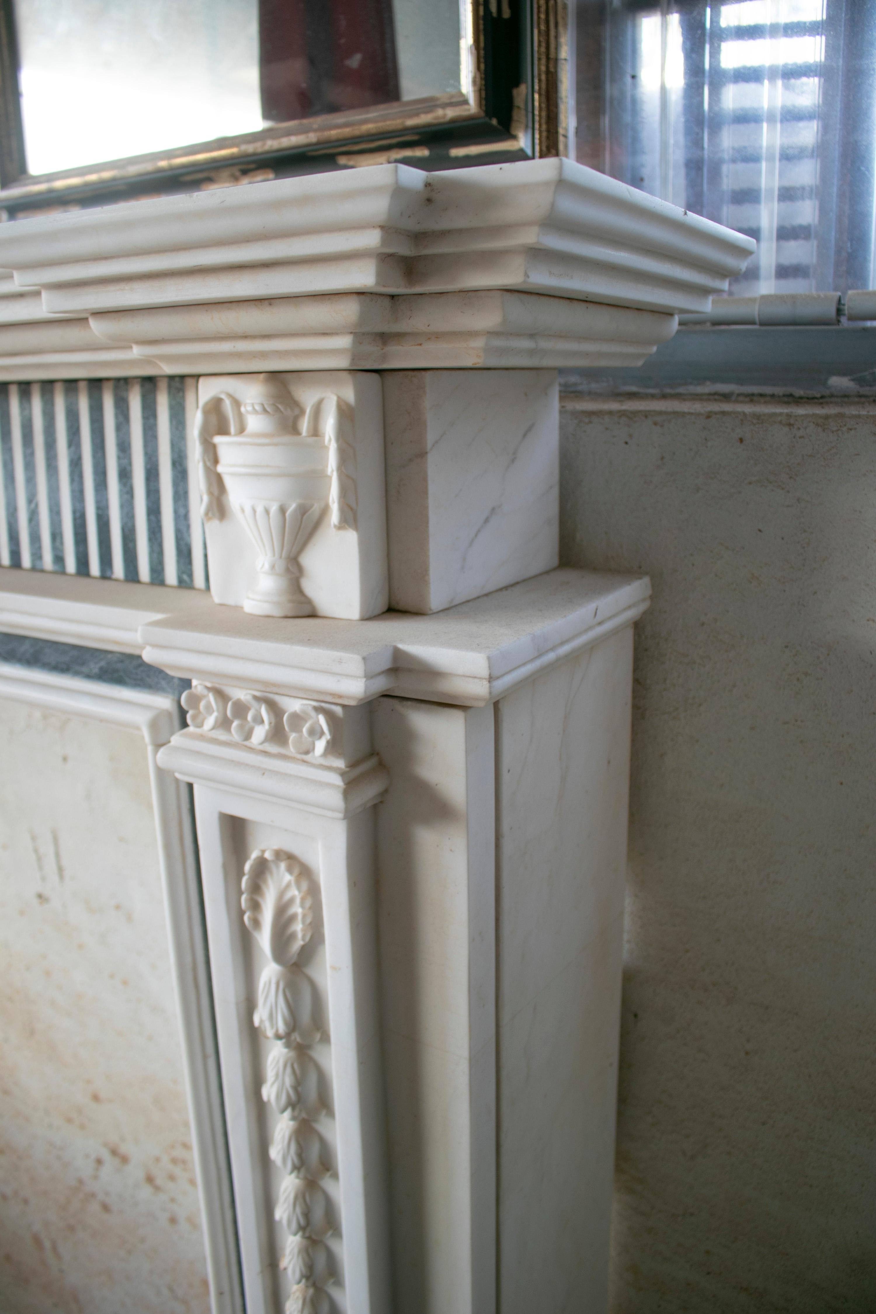 English Georgian Hand Carved Marble Fireplace Mantle with Serpentine Inlay In Good Condition In Marbella, ES