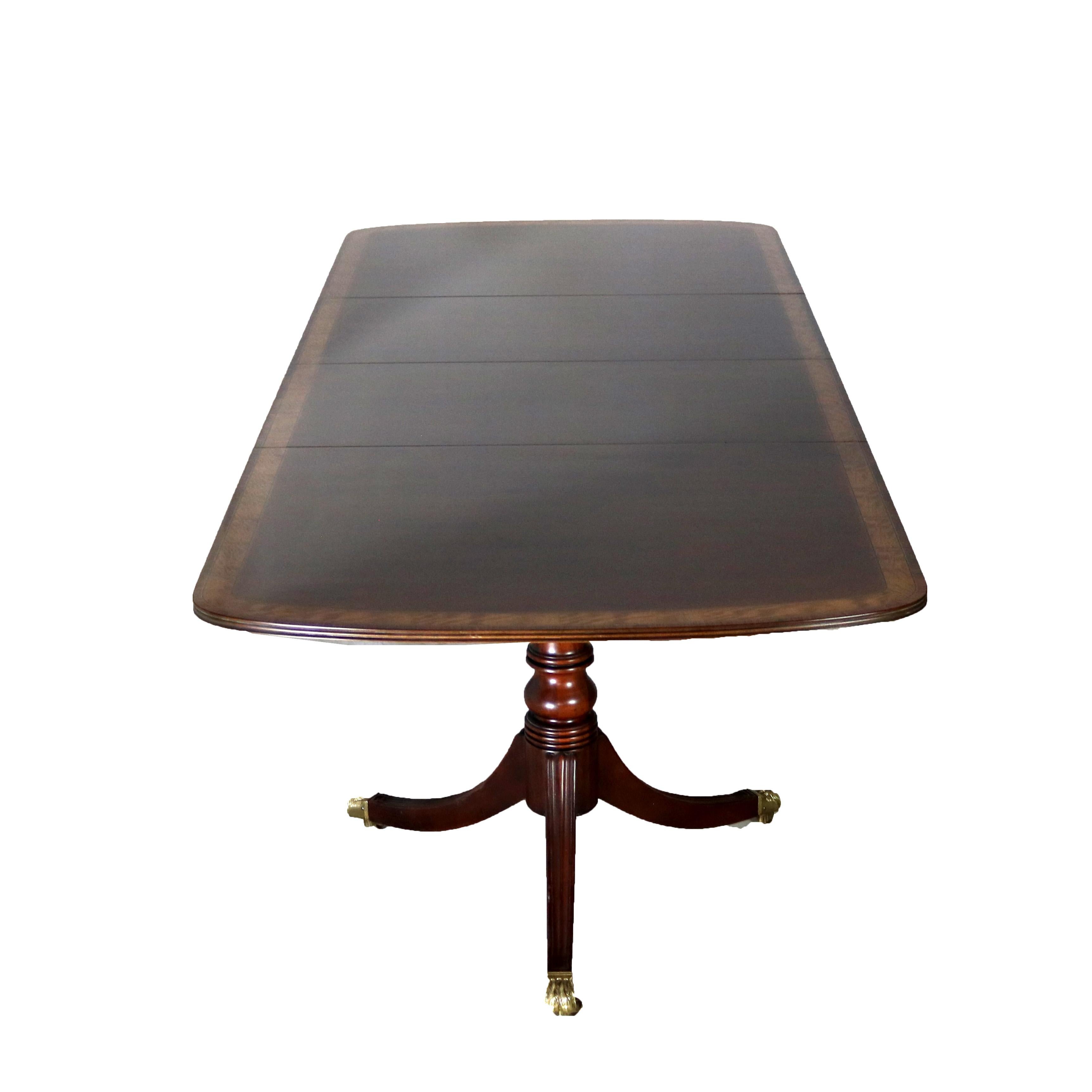 English Georgian Henkel Harris Style Cross-Banded Mahogany Pedestal Dining Table In Good Condition In Big Flats, NY