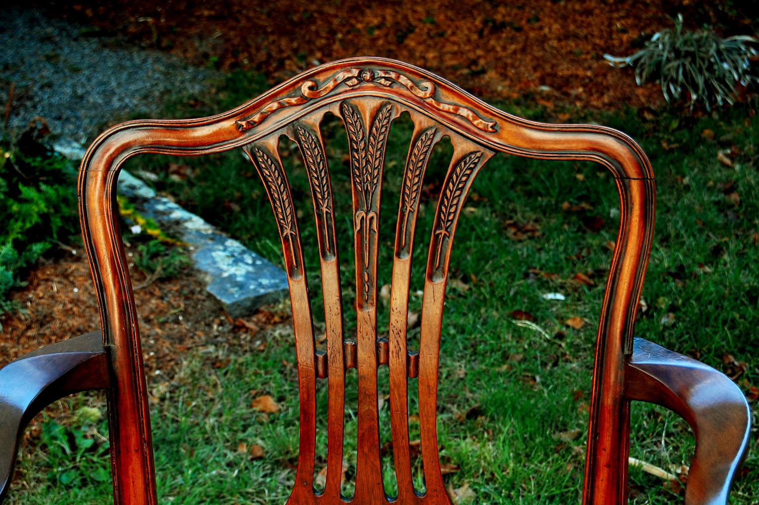Englischer georgianischer Hepplewhite-Sessel aus geschnitztem Mahagoni mit khnen Proportionen im Zustand „Gut“ im Angebot in Wells, ME