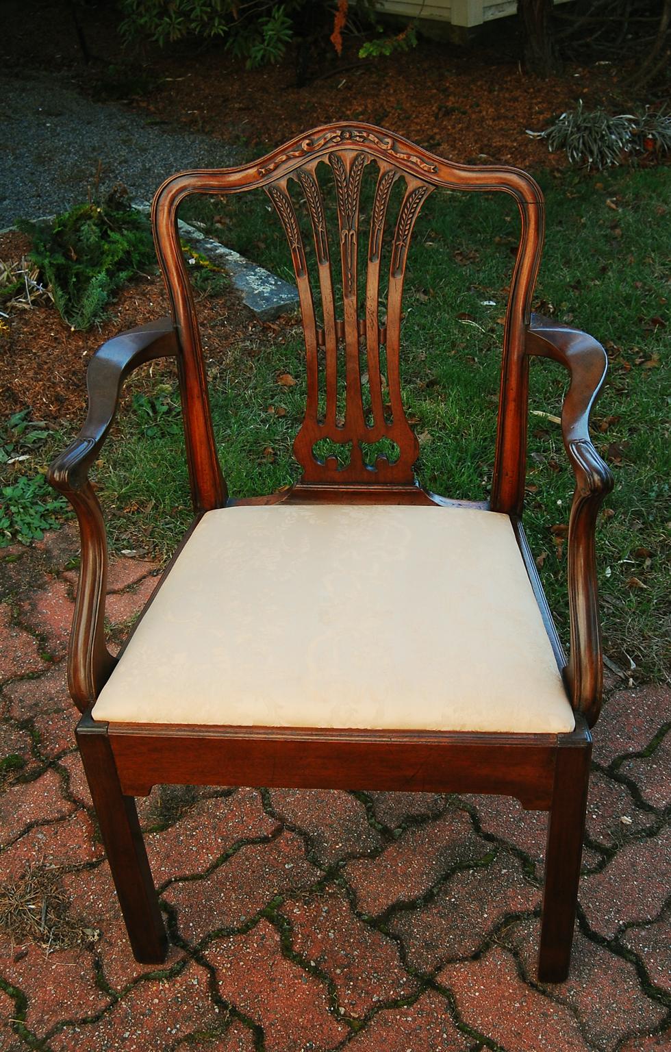 Englischer georgianischer Hepplewhite-Sessel aus geschnitztem Mahagoni mit khnen Proportionen (Frühes 19. Jahrhundert) im Angebot