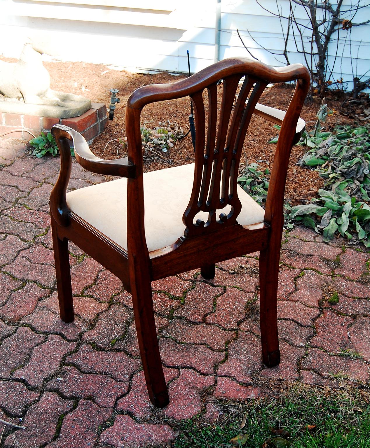 Englischer georgianischer Hepplewhite-Sessel aus geschnitztem Mahagoni mit khnen Proportionen im Angebot 1
