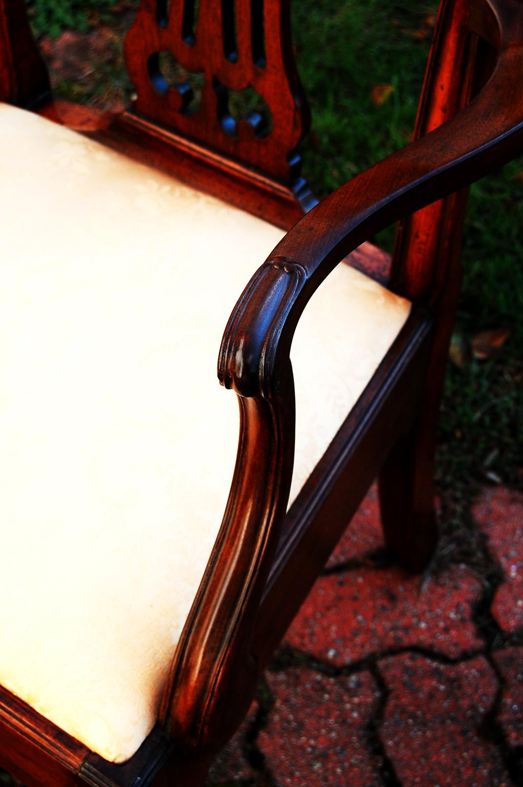 Englischer georgianischer Hepplewhite-Sessel aus geschnitztem Mahagoni mit khnen Proportionen im Angebot 2