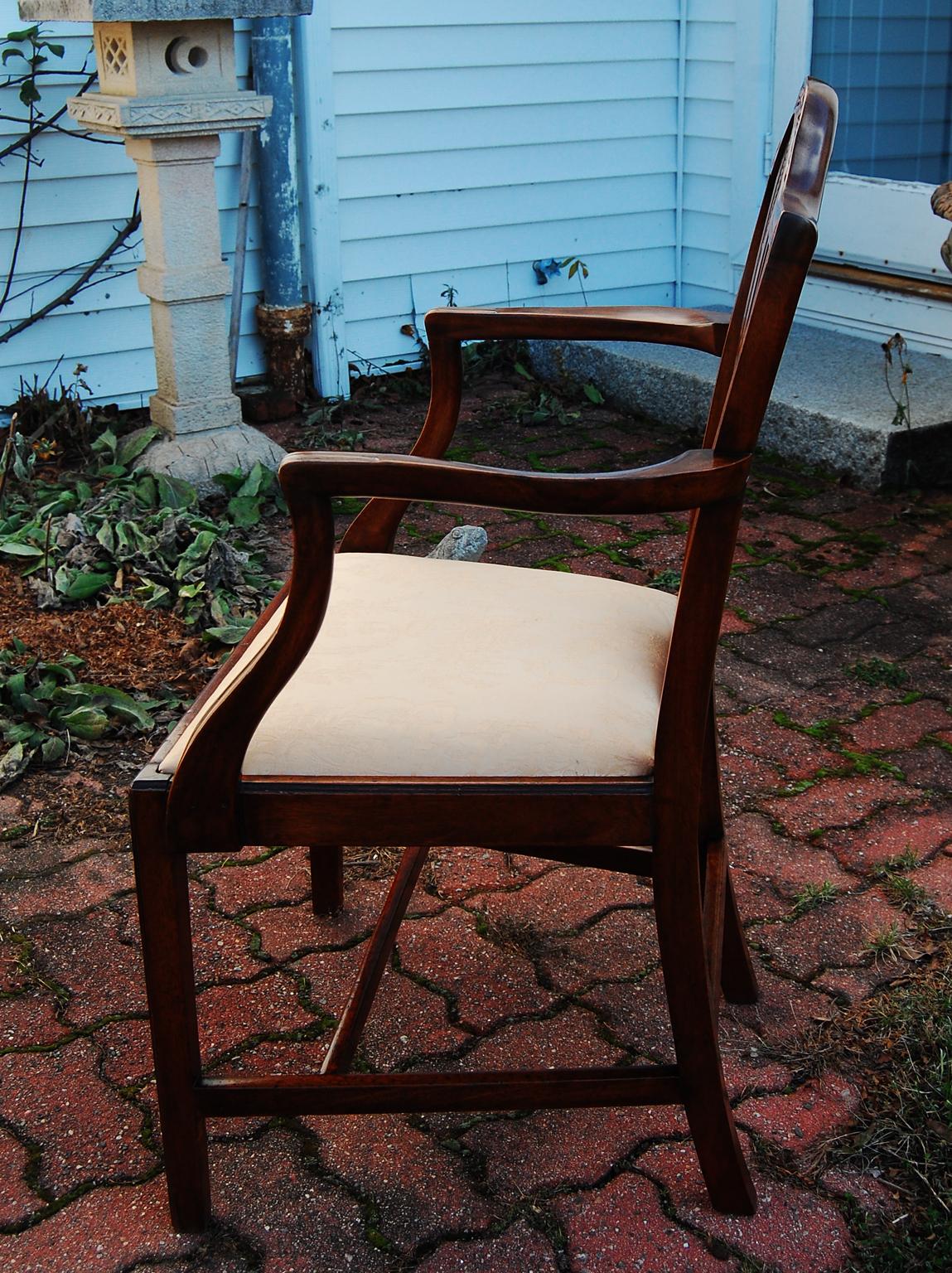 Englischer georgianischer Hepplewhite-Sessel aus geschnitztem Mahagoni mit khnen Proportionen im Angebot 3