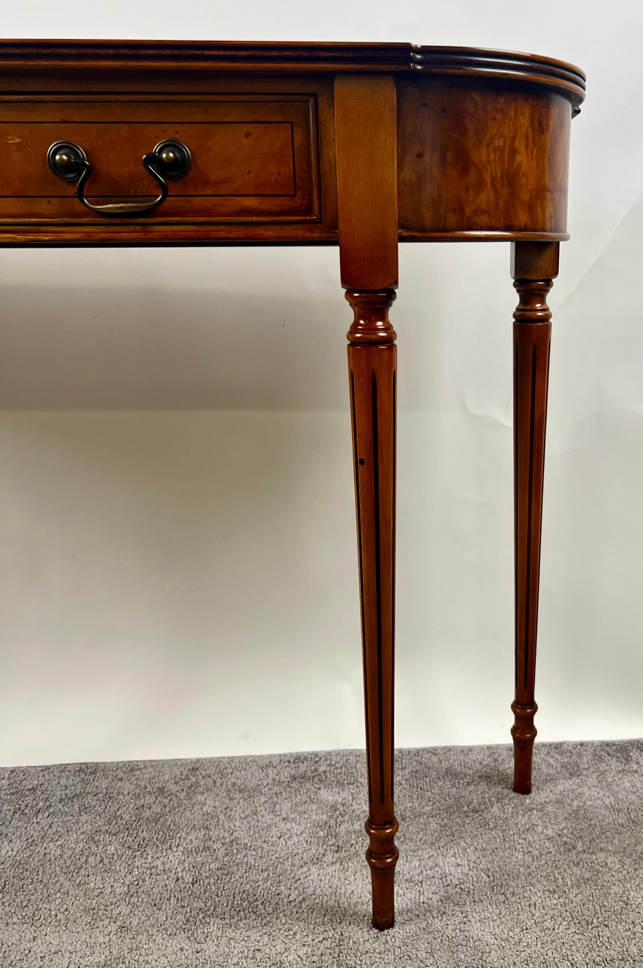 Console à deux tiroirs en acajou et noyer de style géorgien anglais Hepplewhite en vente 4