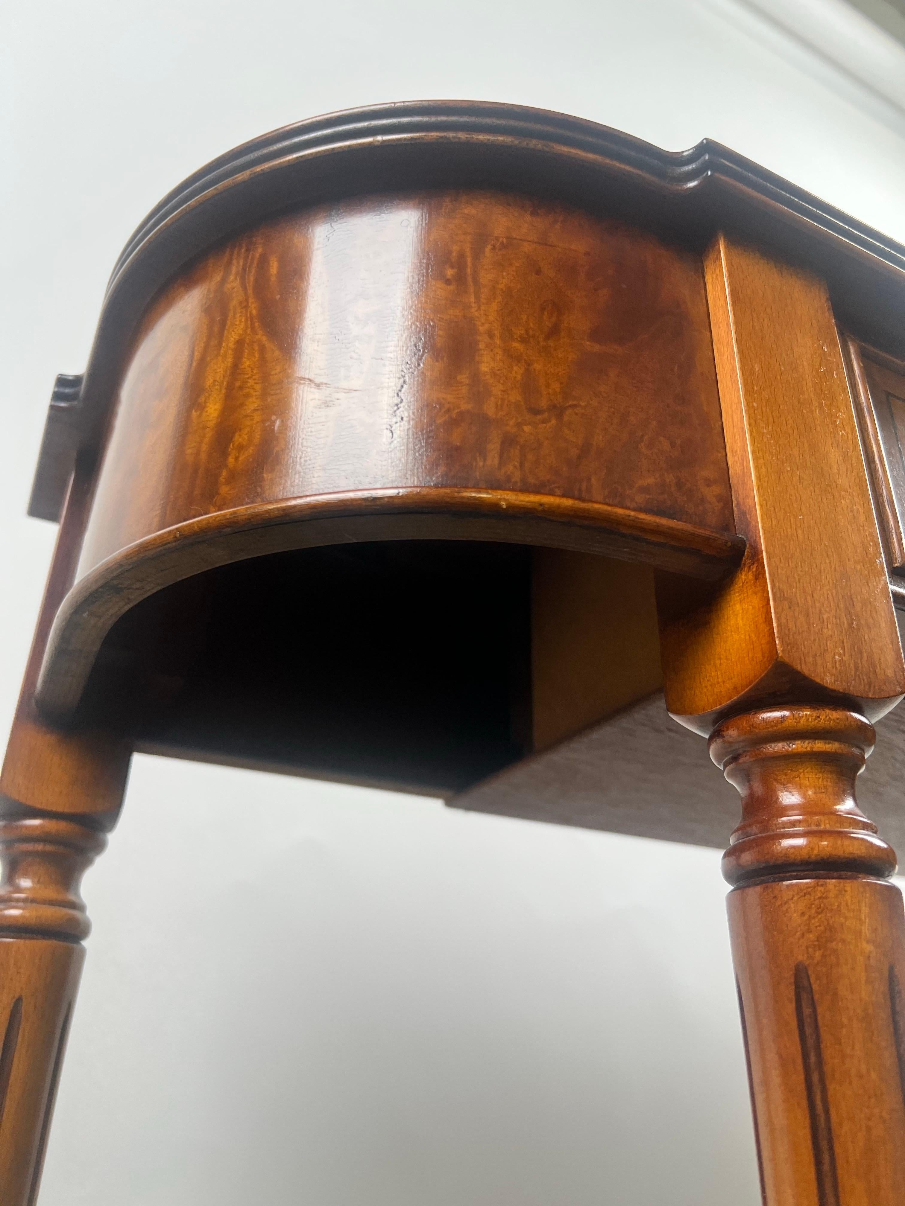 Console à deux tiroirs en acajou et noyer de style géorgien anglais Hepplewhite en vente 7