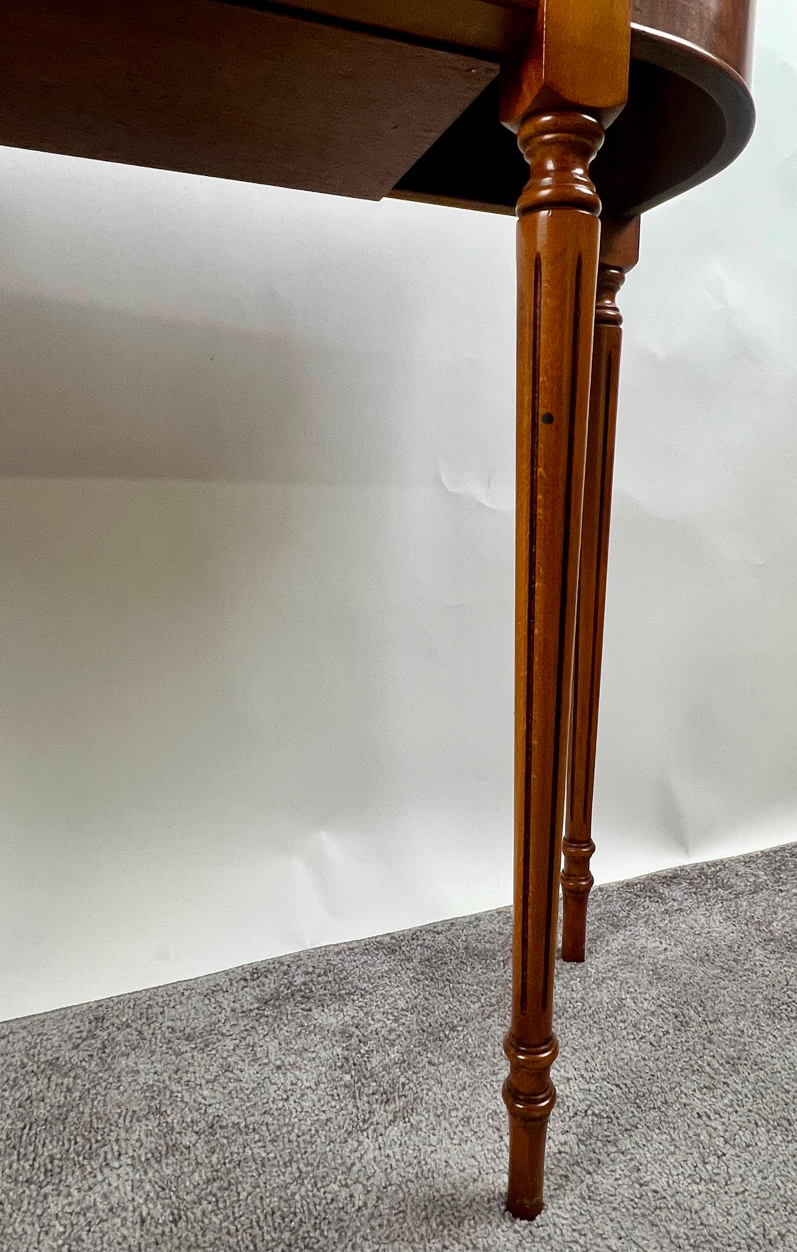 Console à deux tiroirs en acajou et noyer de style géorgien anglais Hepplewhite en vente 10