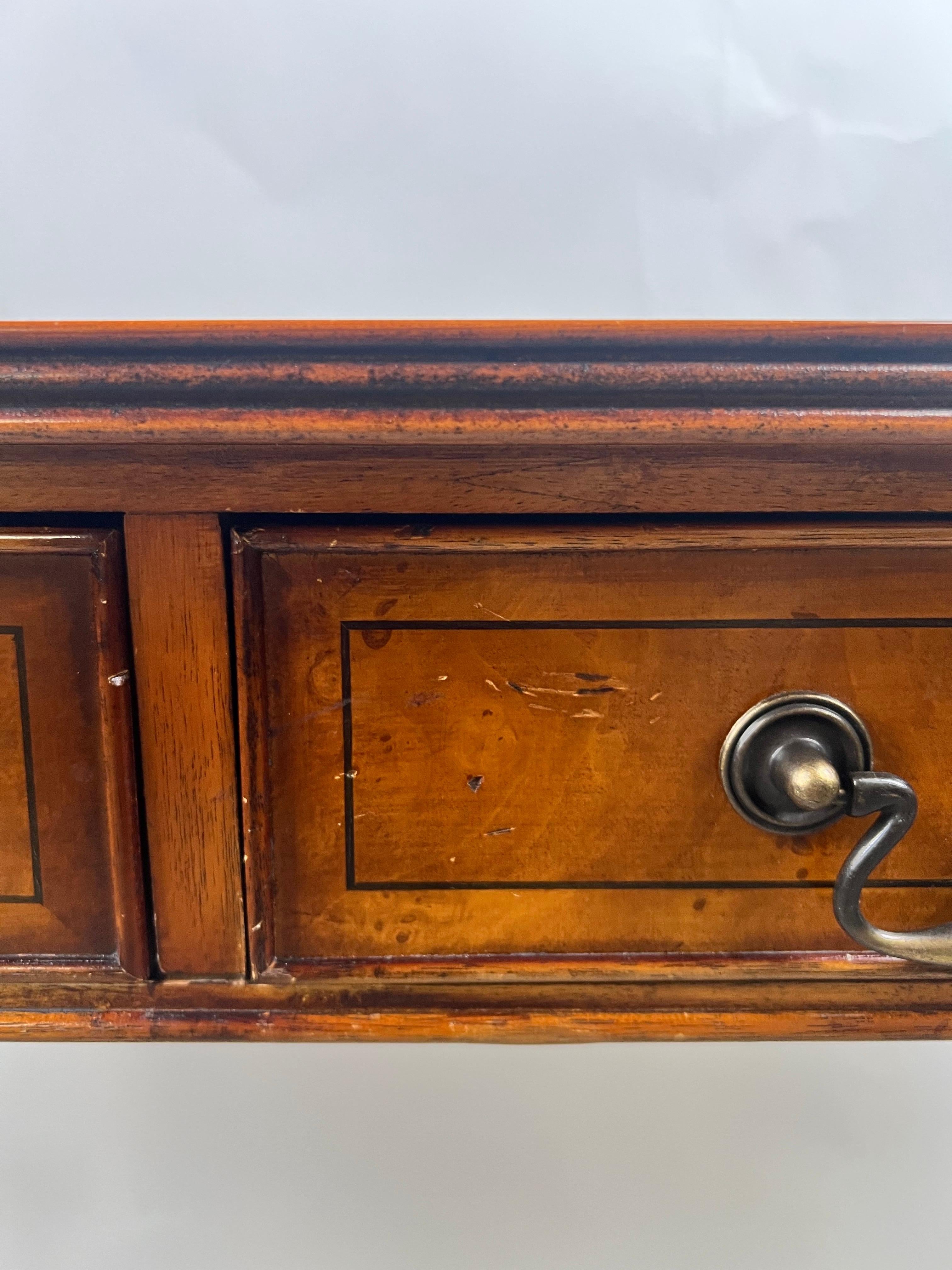 Console à deux tiroirs en acajou et noyer de style géorgien anglais Hepplewhite en vente 11