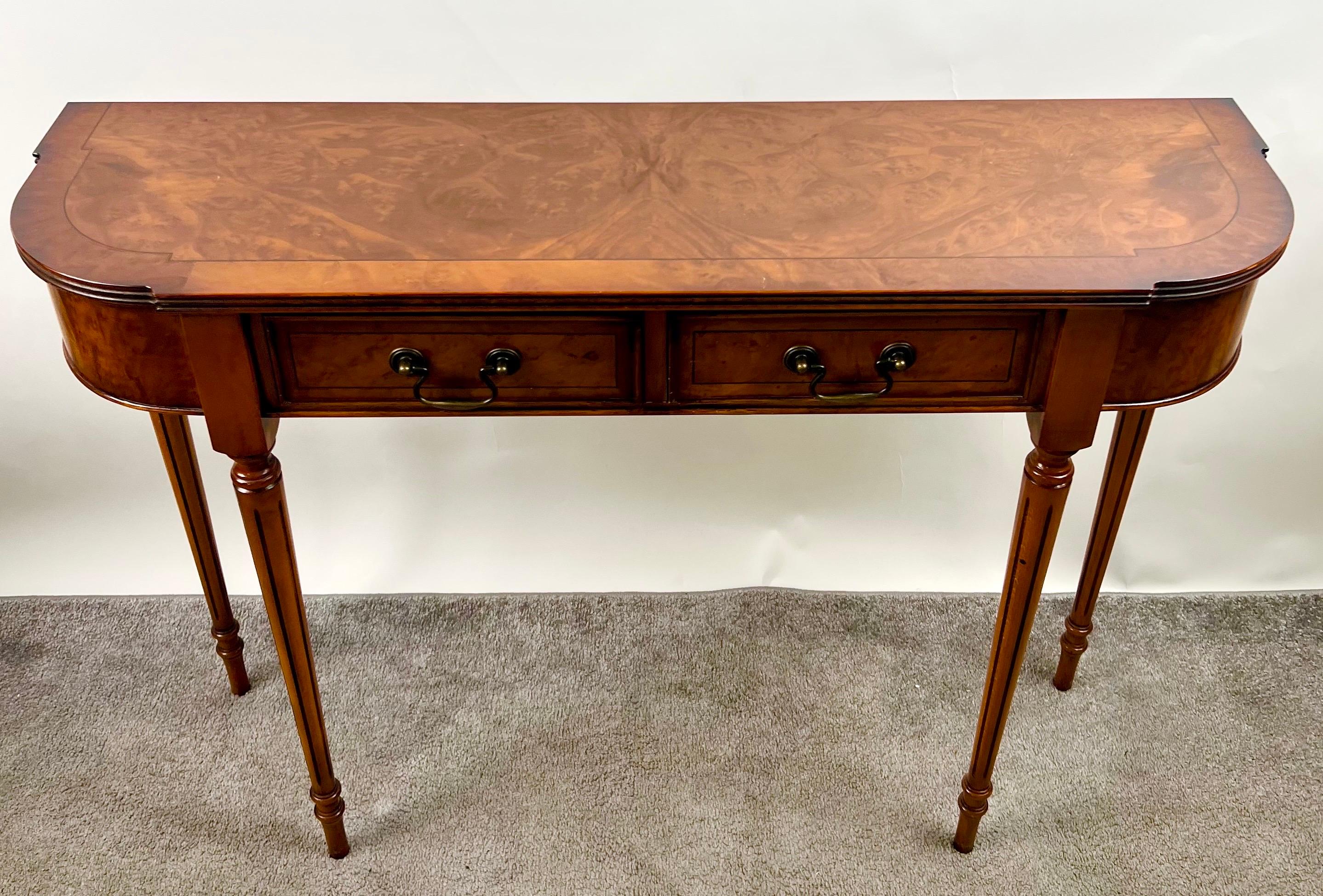 Table console à deux tiroirs en acajou et noyer de style anglais géorgien Hepplewhite : 
Une élégante table console d'inspiration George III, finement travaillée en acajou avec un magnifique plateau en placage de ronce de noyer. La façade en forme