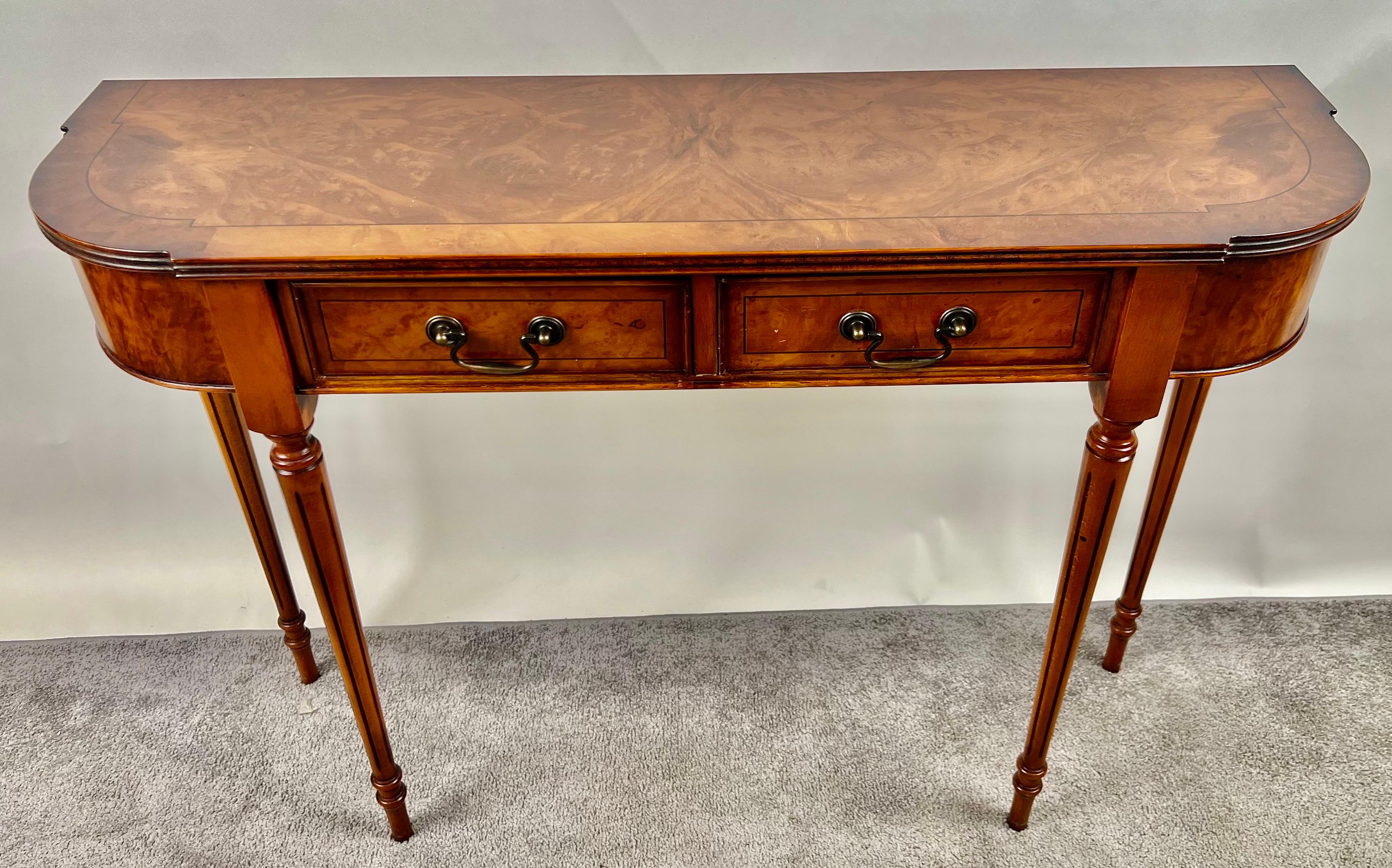 Georgien Console à deux tiroirs en acajou et noyer de style géorgien anglais Hepplewhite en vente
