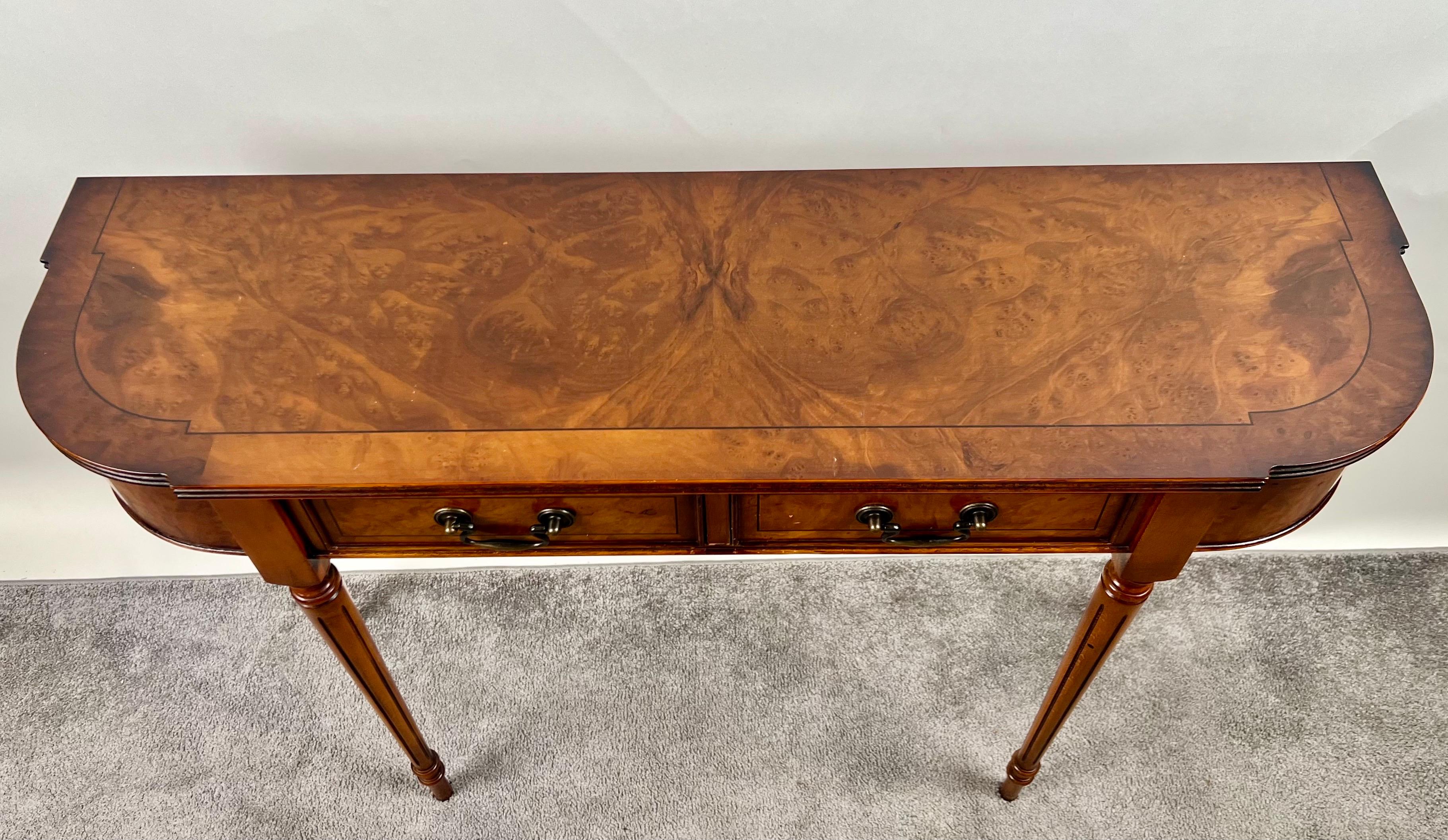 Européen Console à deux tiroirs en acajou et noyer de style géorgien anglais Hepplewhite en vente