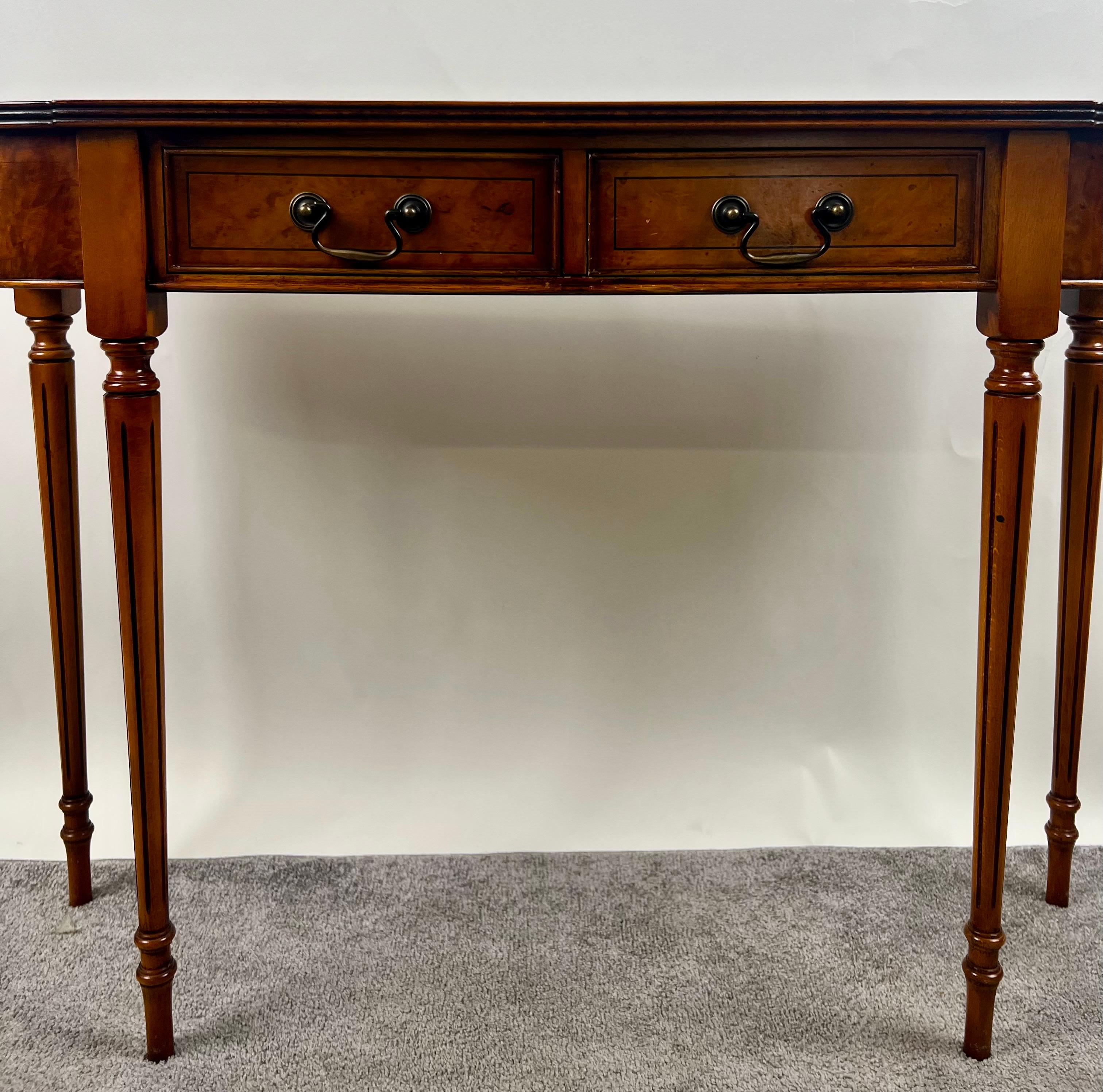 Console à deux tiroirs en acajou et noyer de style géorgien anglais Hepplewhite Bon état - En vente à Plainview, NY