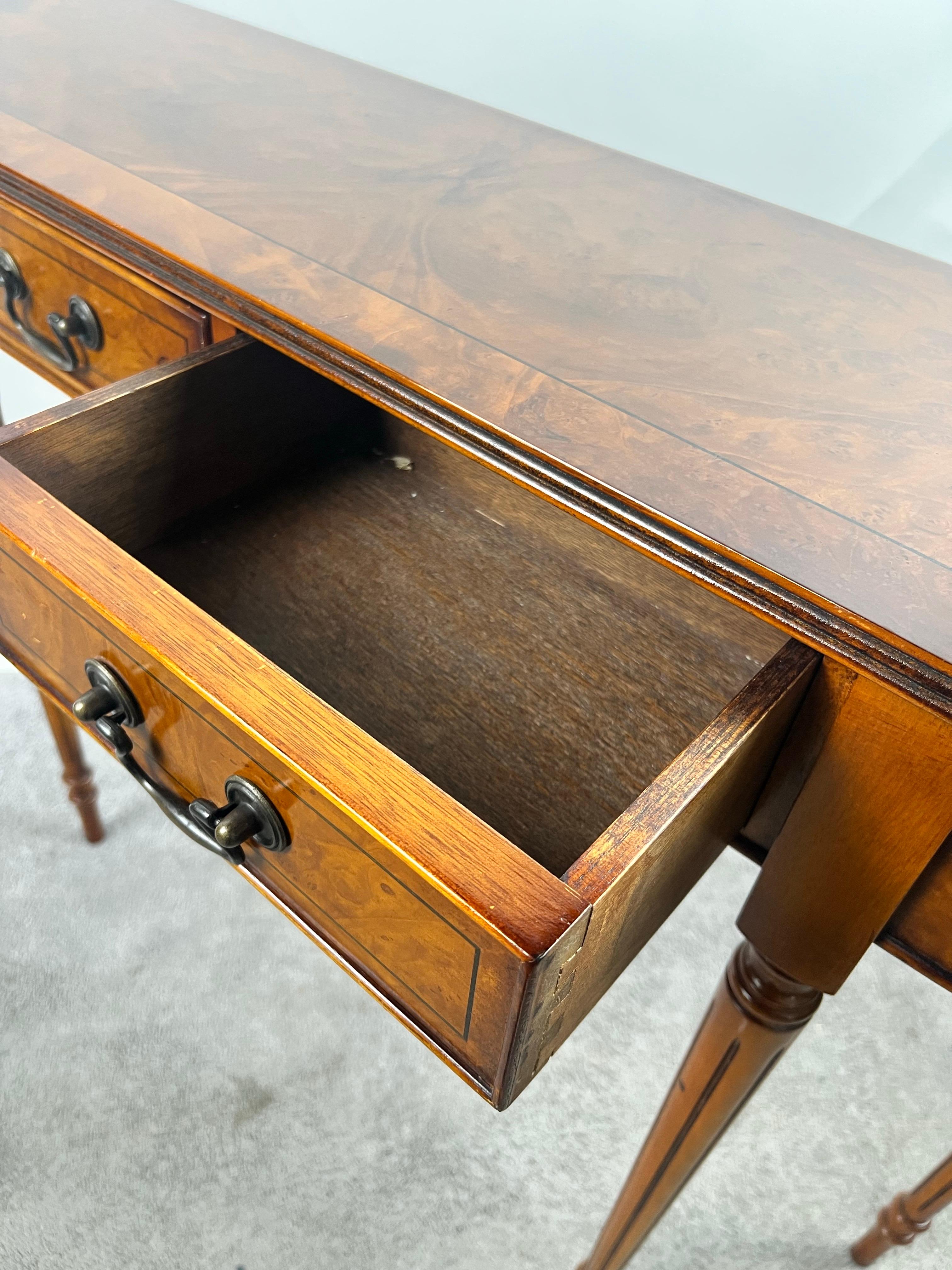 Acajou Console à deux tiroirs en acajou et noyer de style géorgien anglais Hepplewhite en vente