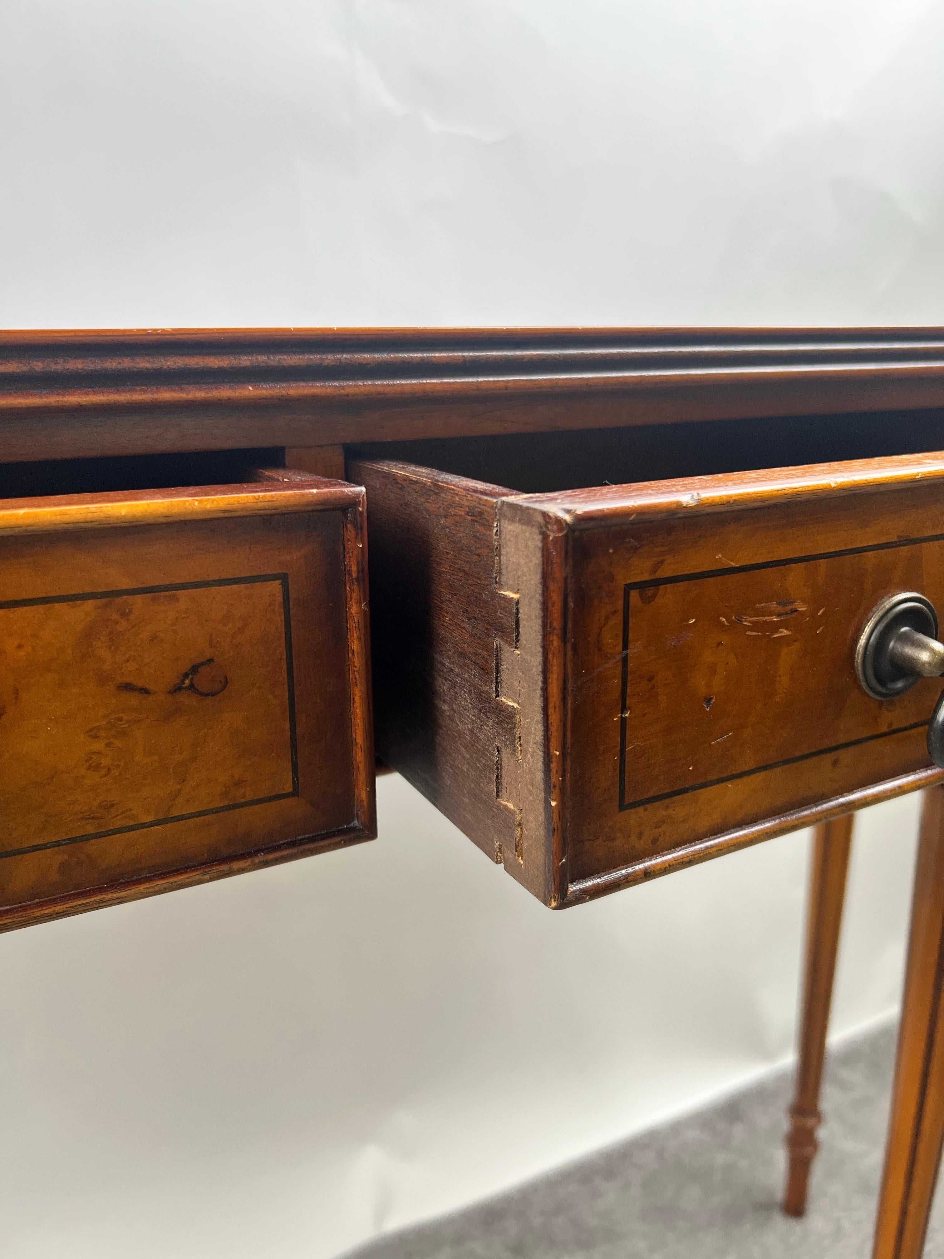 Console à deux tiroirs en acajou et noyer de style géorgien anglais Hepplewhite en vente 1