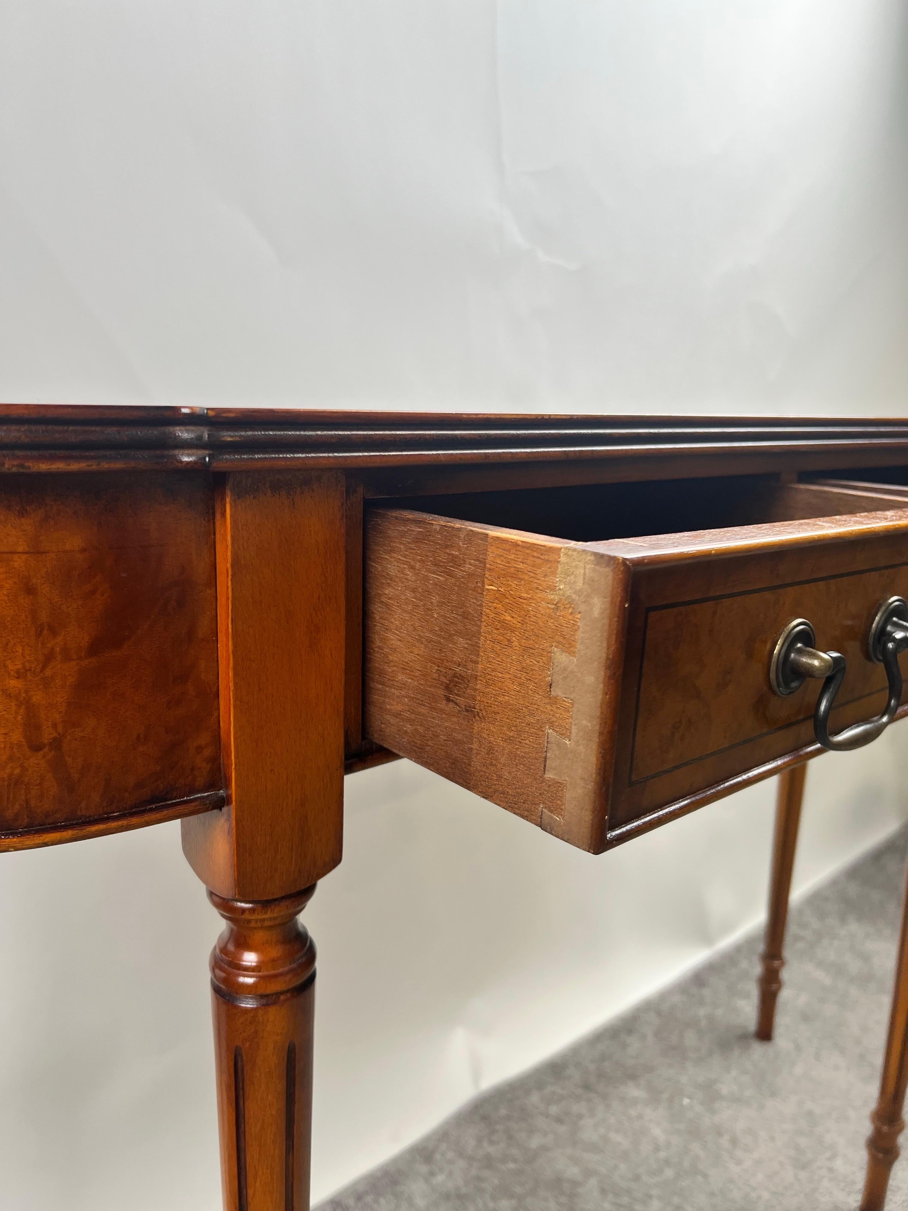 Console à deux tiroirs en acajou et noyer de style géorgien anglais Hepplewhite en vente 2