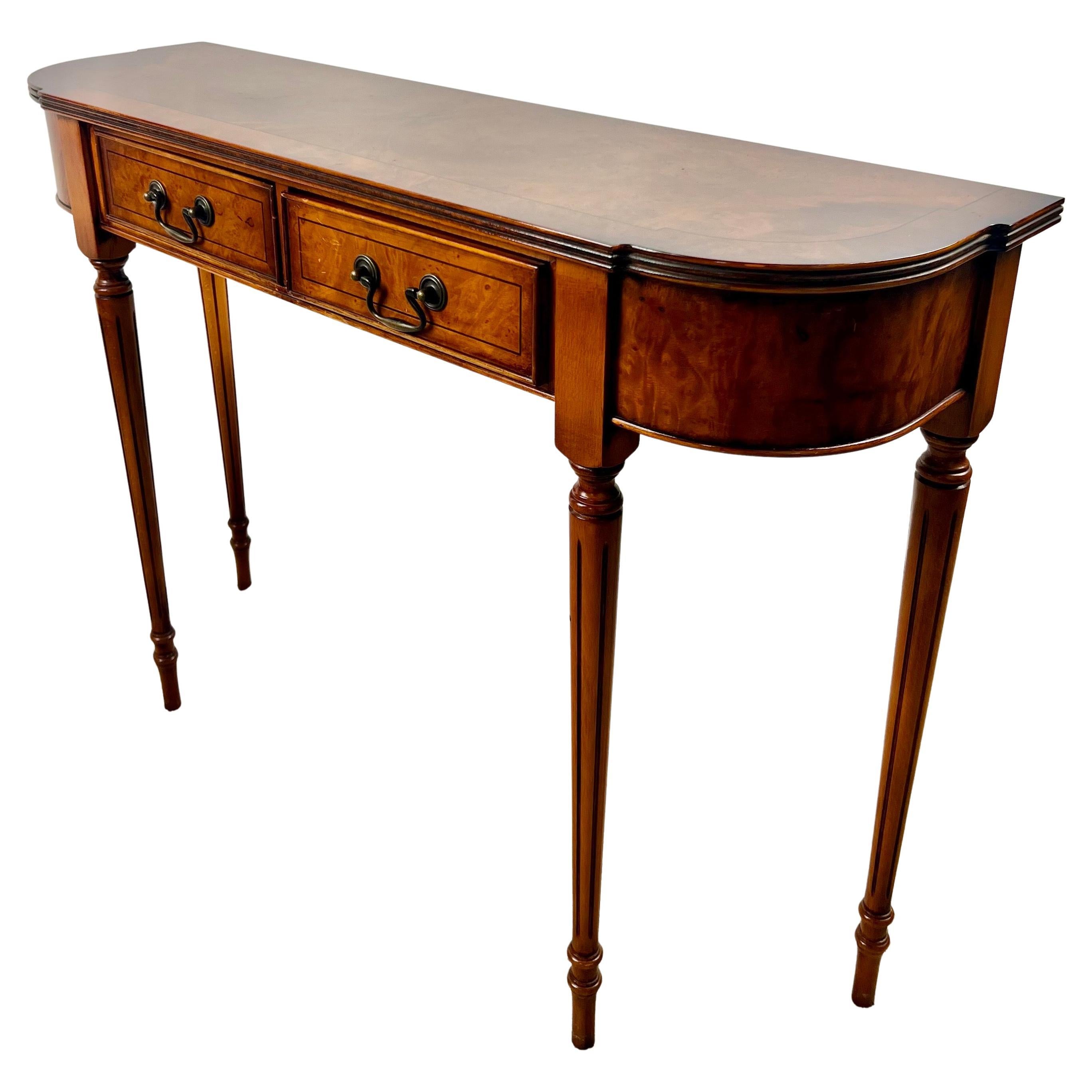 Console à deux tiroirs en acajou et noyer de style géorgien anglais Hepplewhite en vente