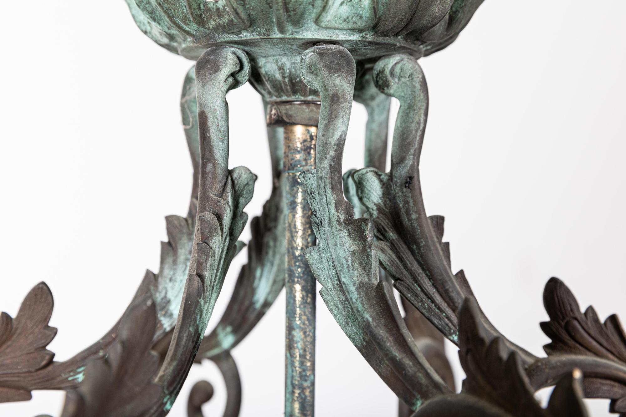 Circa 1800

Lanterne géorgienne anglaise hexagonale vitrée en laiton/bronze vert-de-gris

Qualité exceptionnelle, recâblée avec la chaîne et le crochet de suspension d'origine

Dimensions : L33 x P33 x H57 cm.

 