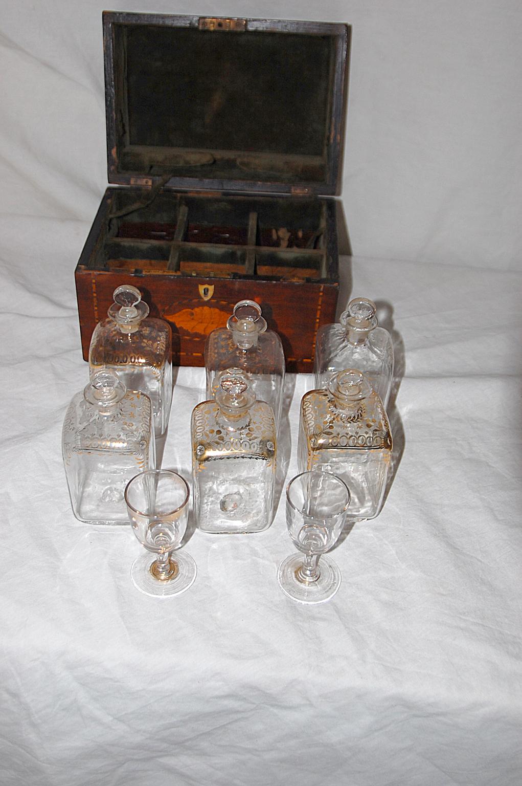 Boîte à liqueur anglaise géorgienne marquetée avec six bouteilles et deux verres d'origine Bon état - En vente à Wells, ME