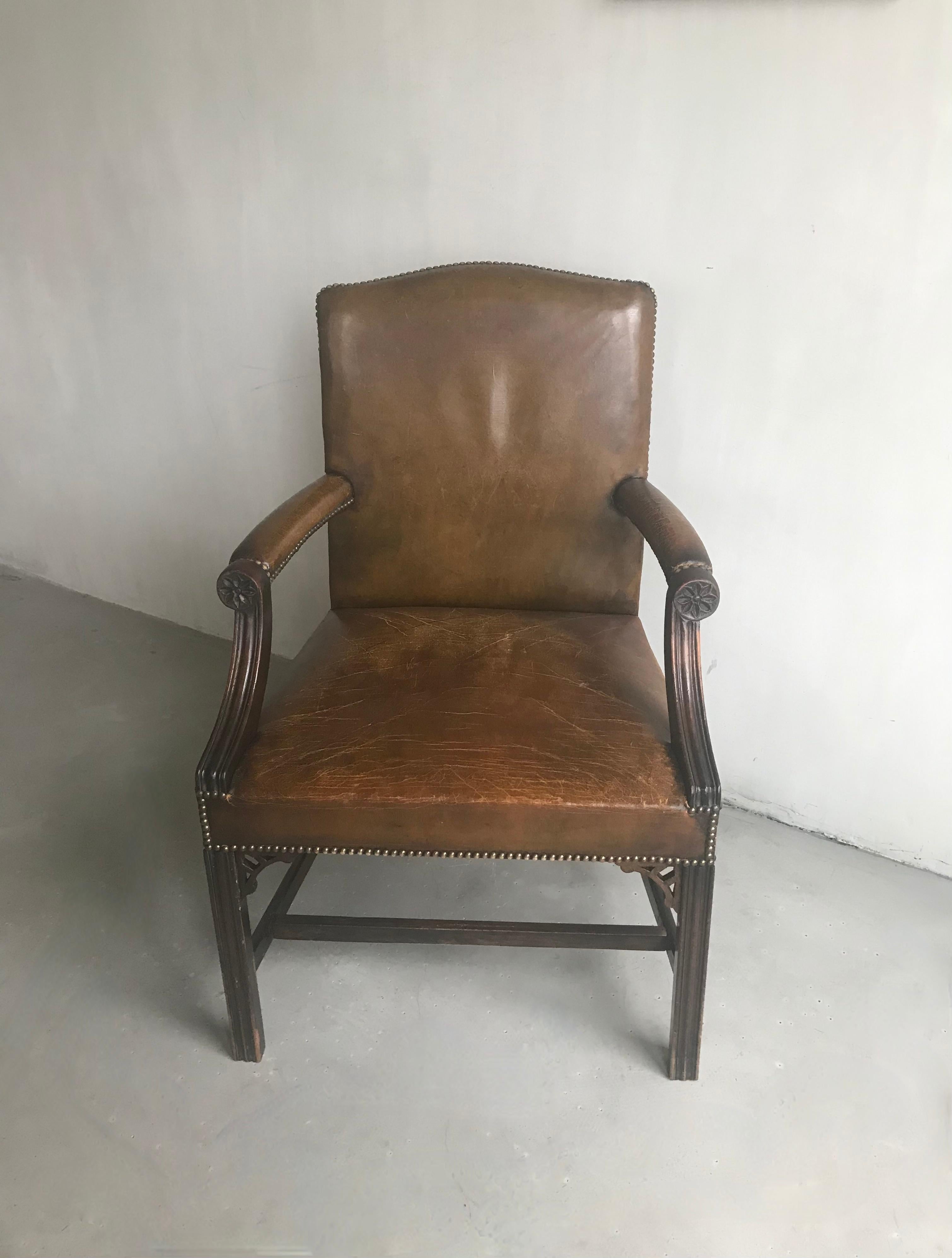 A beautiful Georgian style English armchair in leather. The leather has a beautiful patina and shows no damage, character from use.
This chair can have a wonderful place at a desk.
Base in mahogany with beautiful simplistic carving.