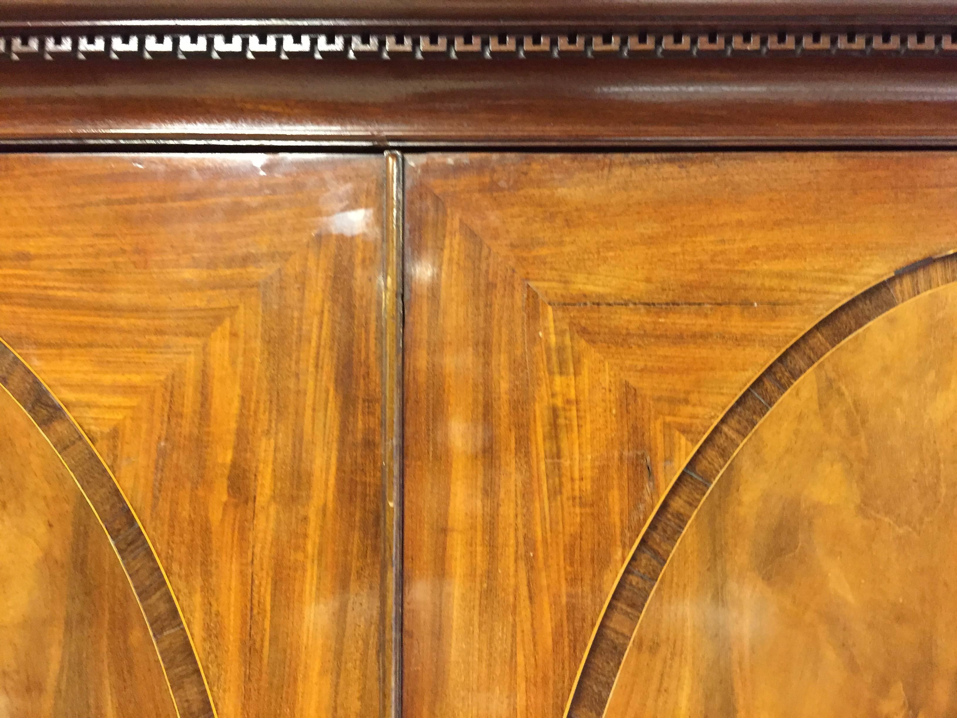 English Georgian Linen Press with Oval Panel Doors In Good Condition In Athens, GA
