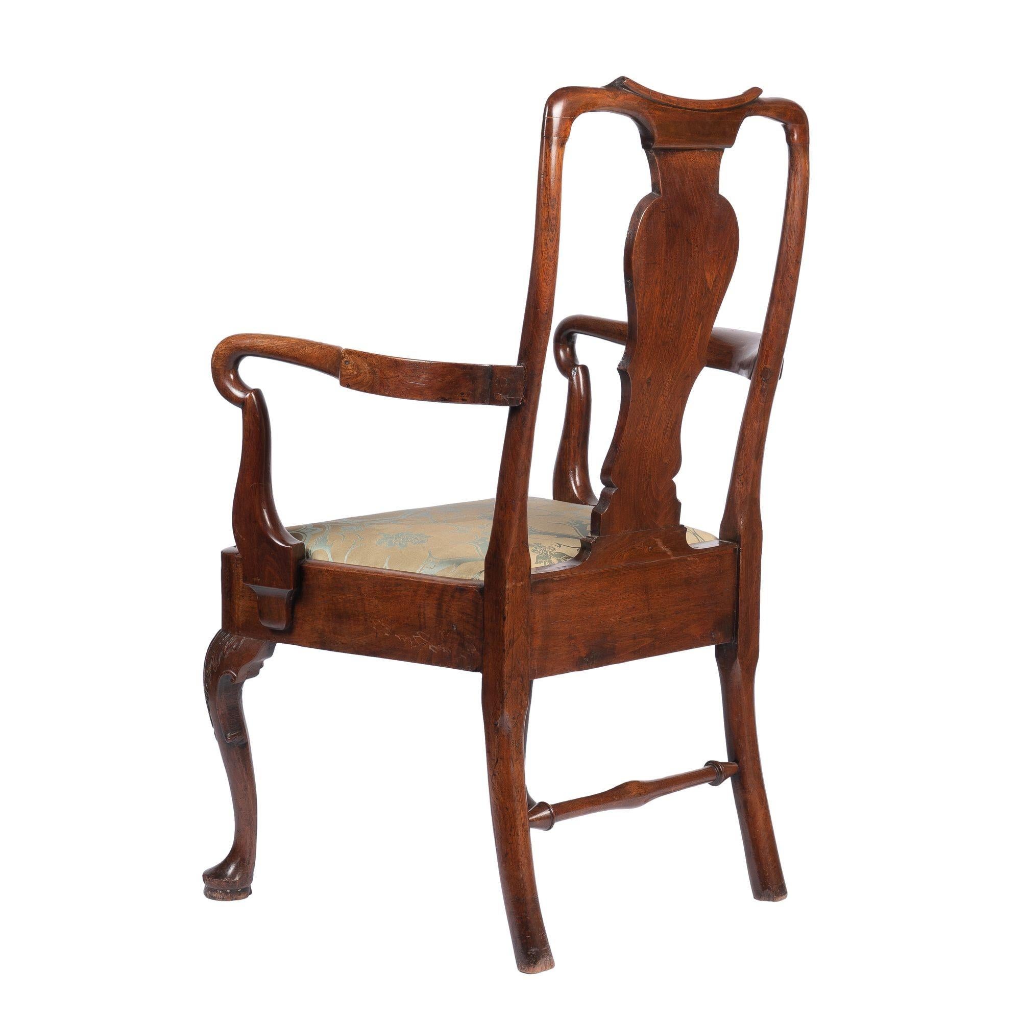 English Georgian Mahogany Armchair with Upholstered Slip Seat, c. 1720 In Good Condition For Sale In Kenilworth, IL