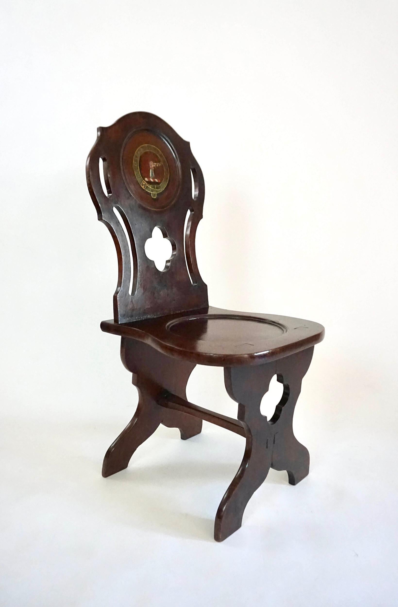 English Georgian Mahogany Armorial Hall Chair of Sgabello Form, circa 1760 In Good Condition For Sale In Kinderhook, NY