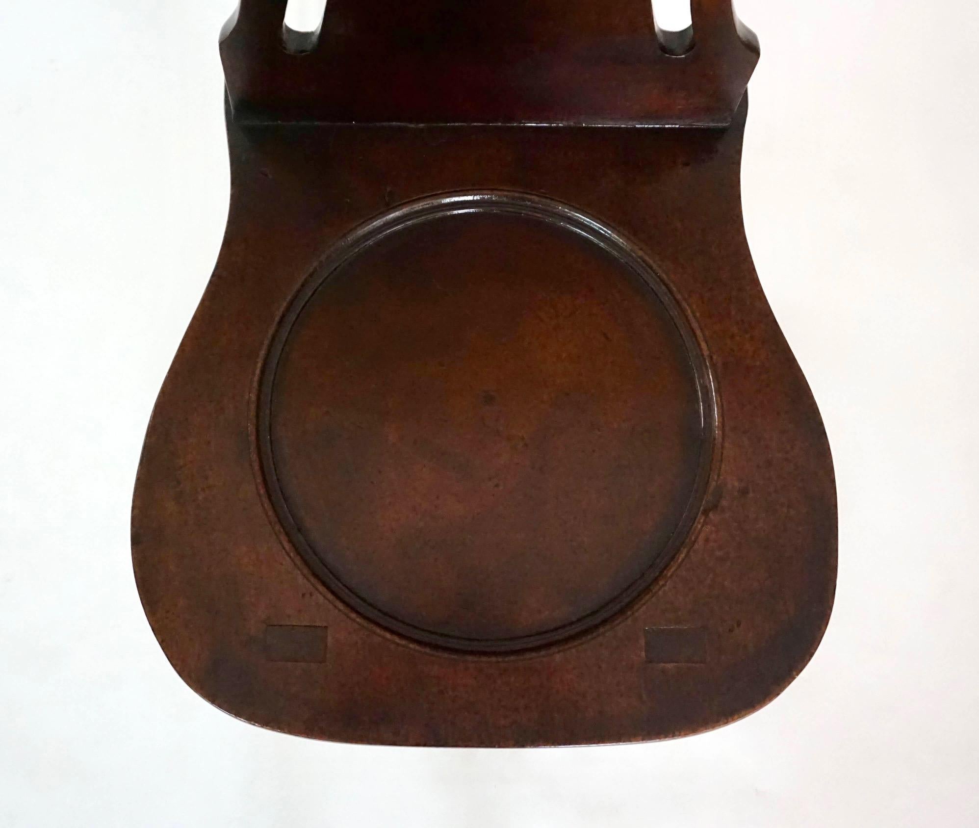 English Georgian Mahogany Armorial Hall Chair of Sgabello Form, circa 1760 For Sale 1