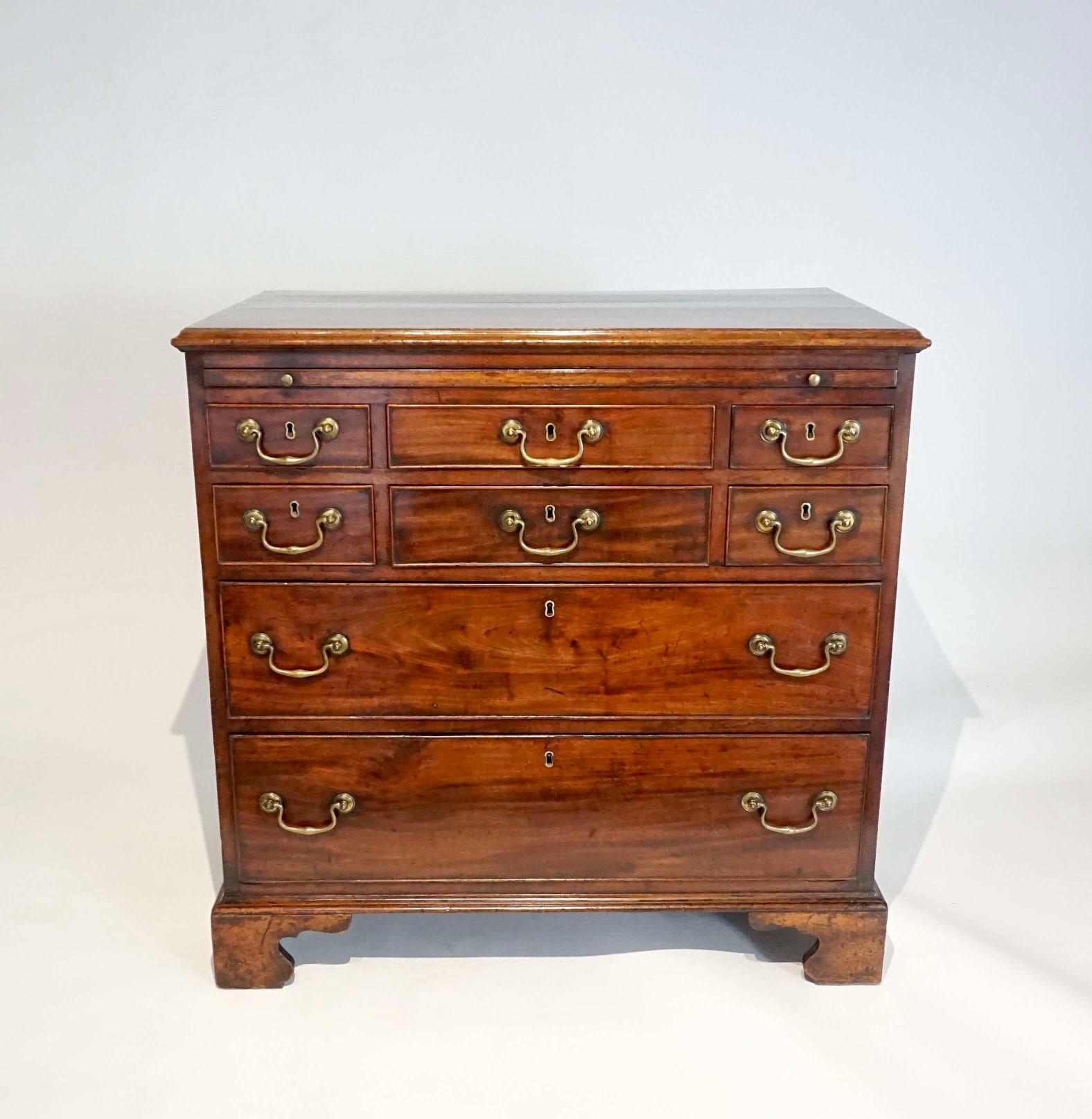 English Georgian Mahogany Chest of Drawers of Unusual Form, circa 1760 In Good Condition In Kinderhook, NY