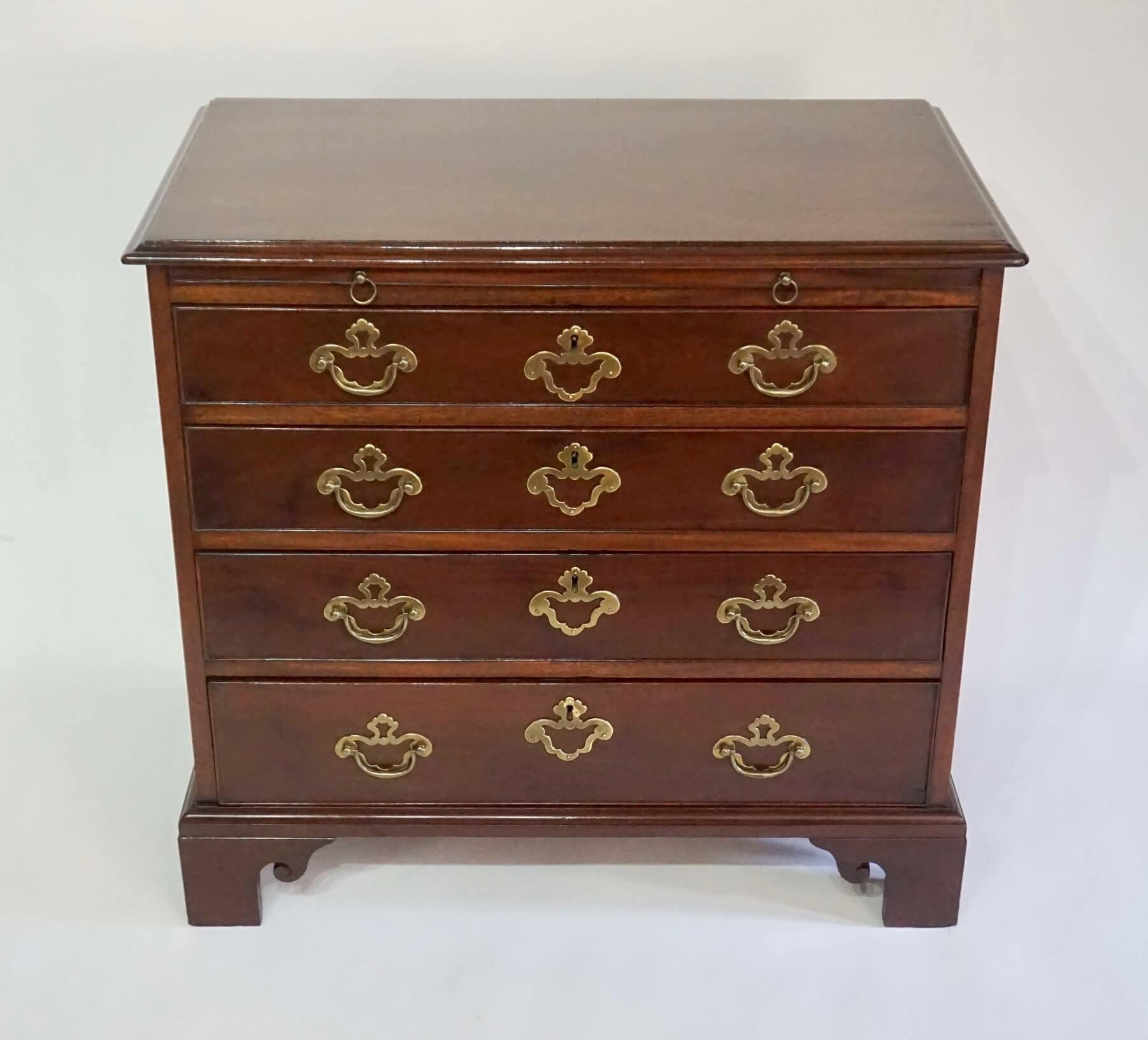 Hand-Carved English Georgian Mahogany Bachelor's Chest or Petite Commode, circa 1760 For Sale