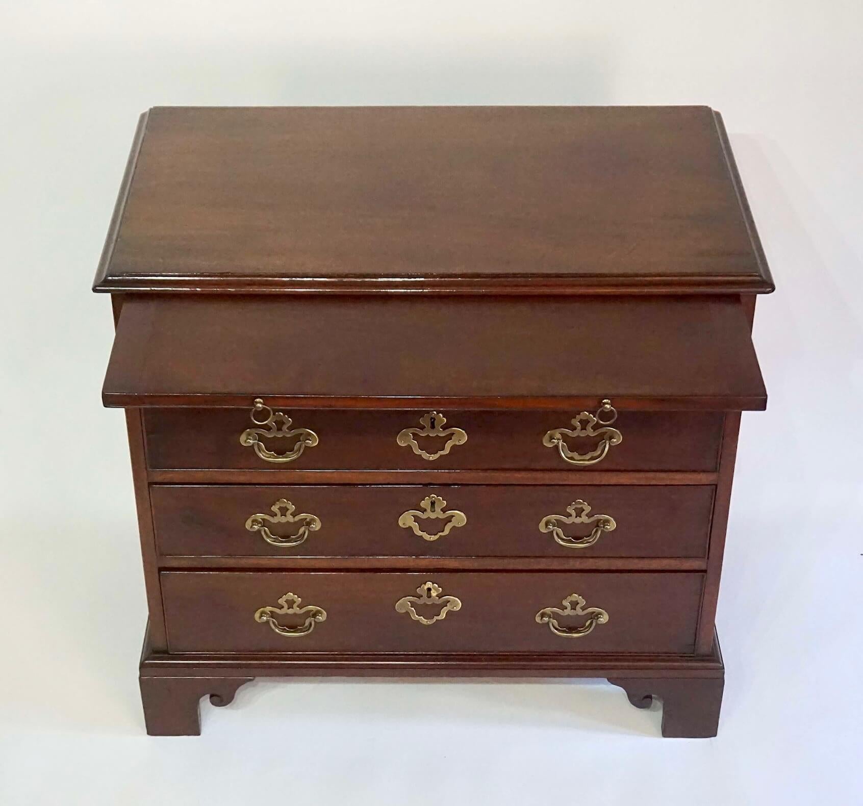 English Georgian Mahogany Bachelor's Chest or Petite Commode, circa 1760 In Good Condition For Sale In Kinderhook, NY