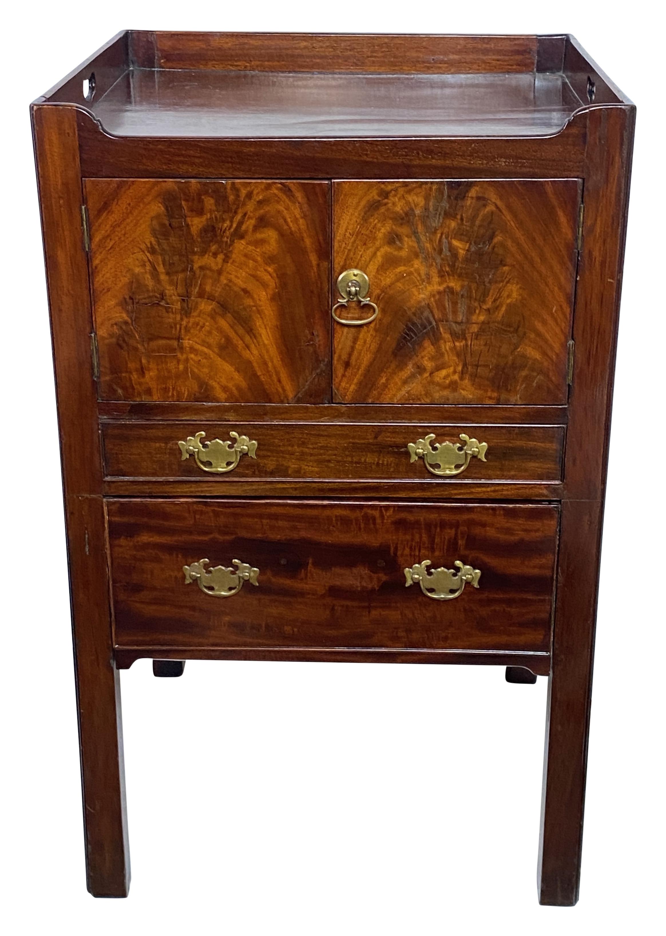 George III mahogany bedside cabinet table commode in original condition and with original finish.
In very good antique condition with some minor stress cracks as is typical of a piece with this age.
England, early 19th century.