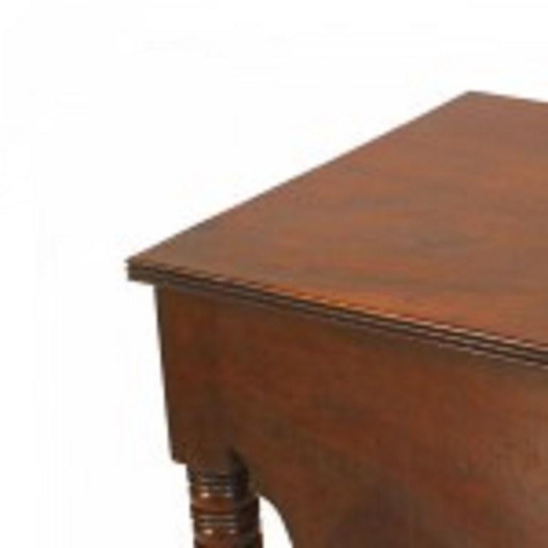 Table de chevet de style géorgien anglais (vers 1820) en acajou avec des pieds tournés et un tablier festonné et allongé.
