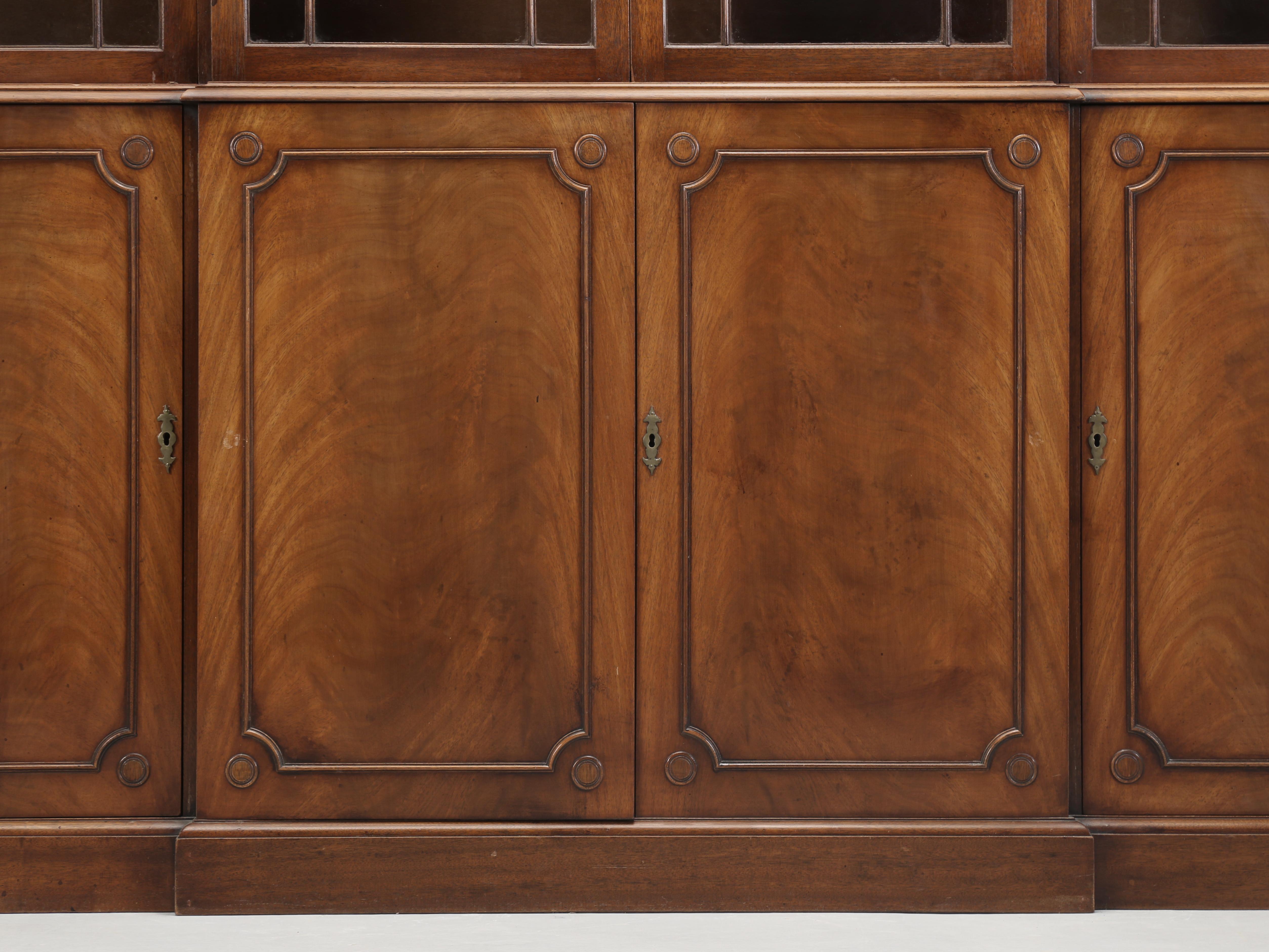 English Georgian Mahogany Breakfront Bookcase or China Cabinet in Orig Condition For Sale 4