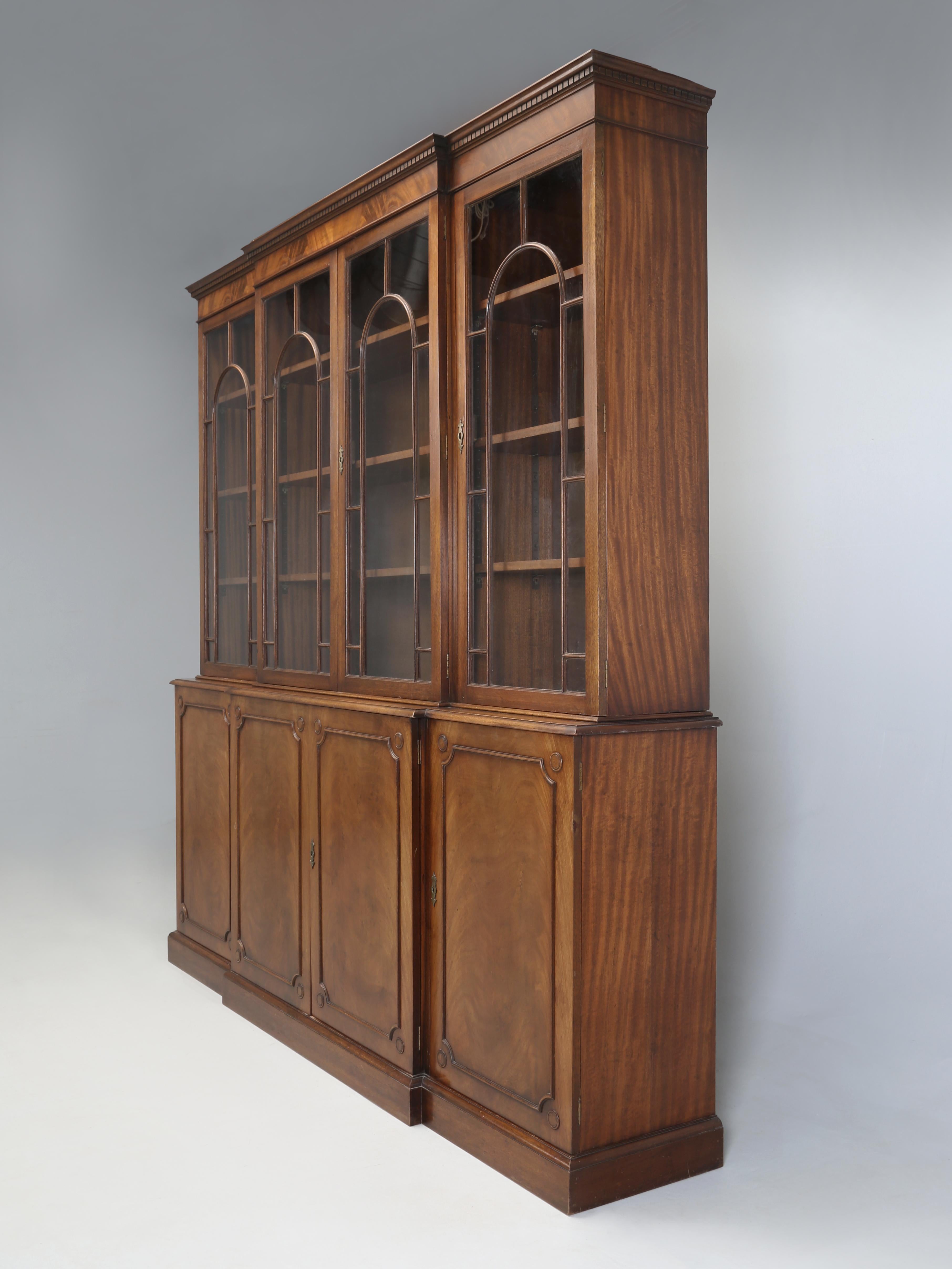 Chippendale English Georgian Mahogany Breakfront Bookcase or China Cabinet in Orig Condition For Sale