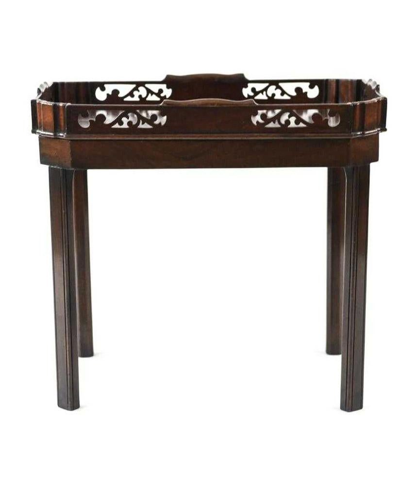 La bandeja georgiana inglesa de hacia 1800 con base contemporánea está hecha de caoba maciza. La bandeja está decorada con paneles calados. Perfecta como mesa de té, mesa auxiliar o mesa ocasional.