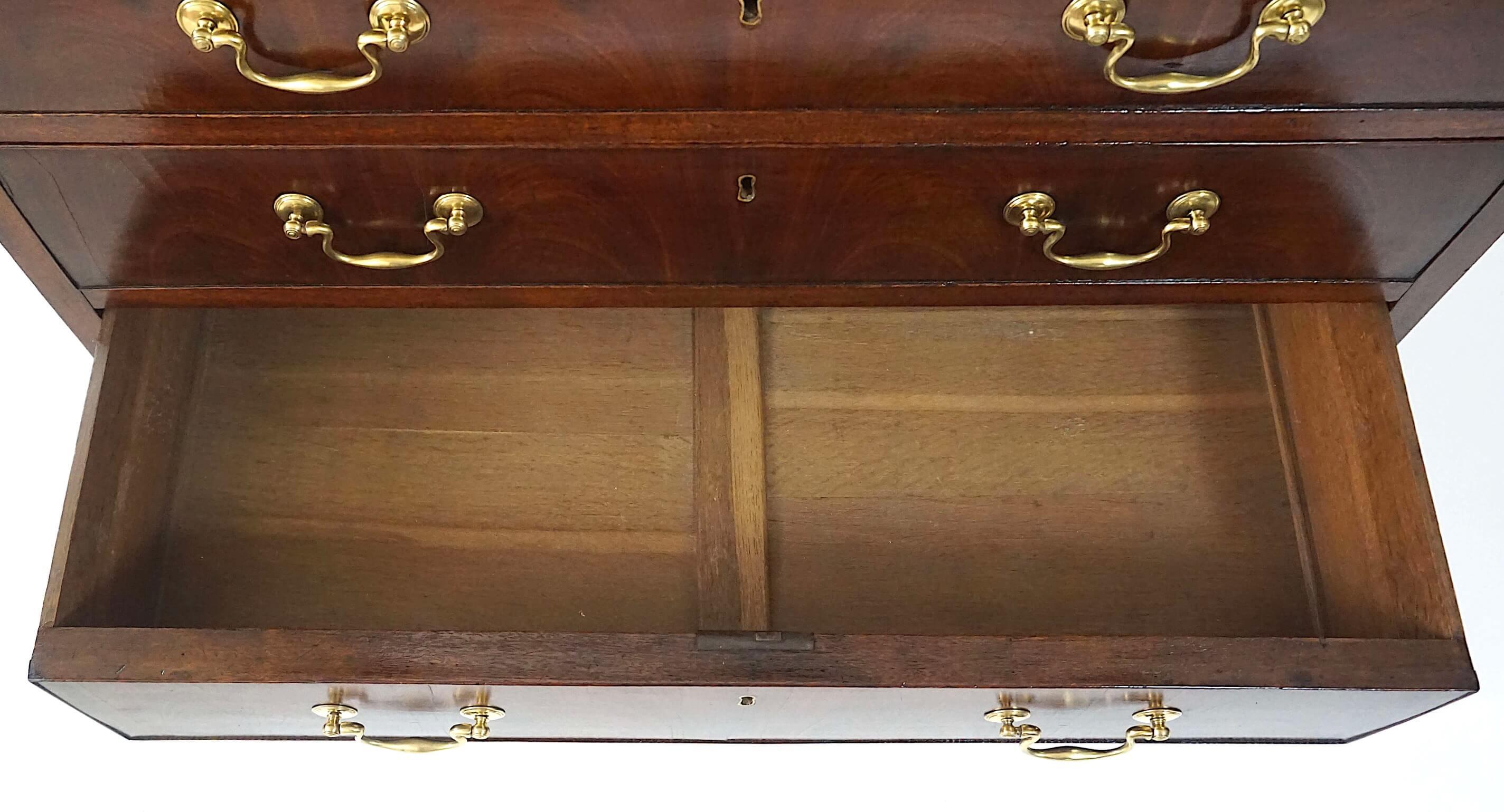 English Georgian Mahogany Caddy-Top Bachelor's Chest, circa 1760 For Sale 3