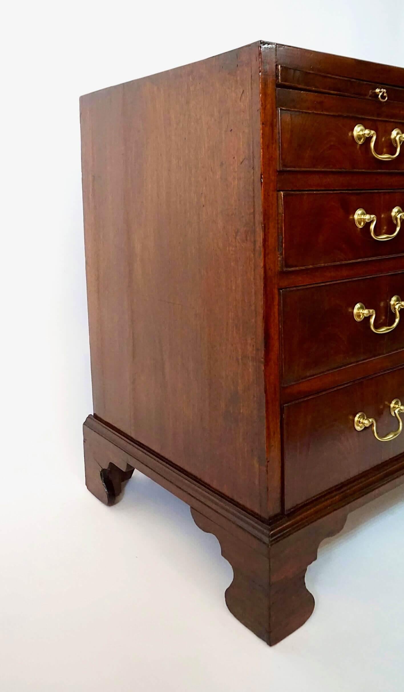 Hand-Carved English Georgian Mahogany Caddy-Top Bachelor's Chest, circa 1760 For Sale