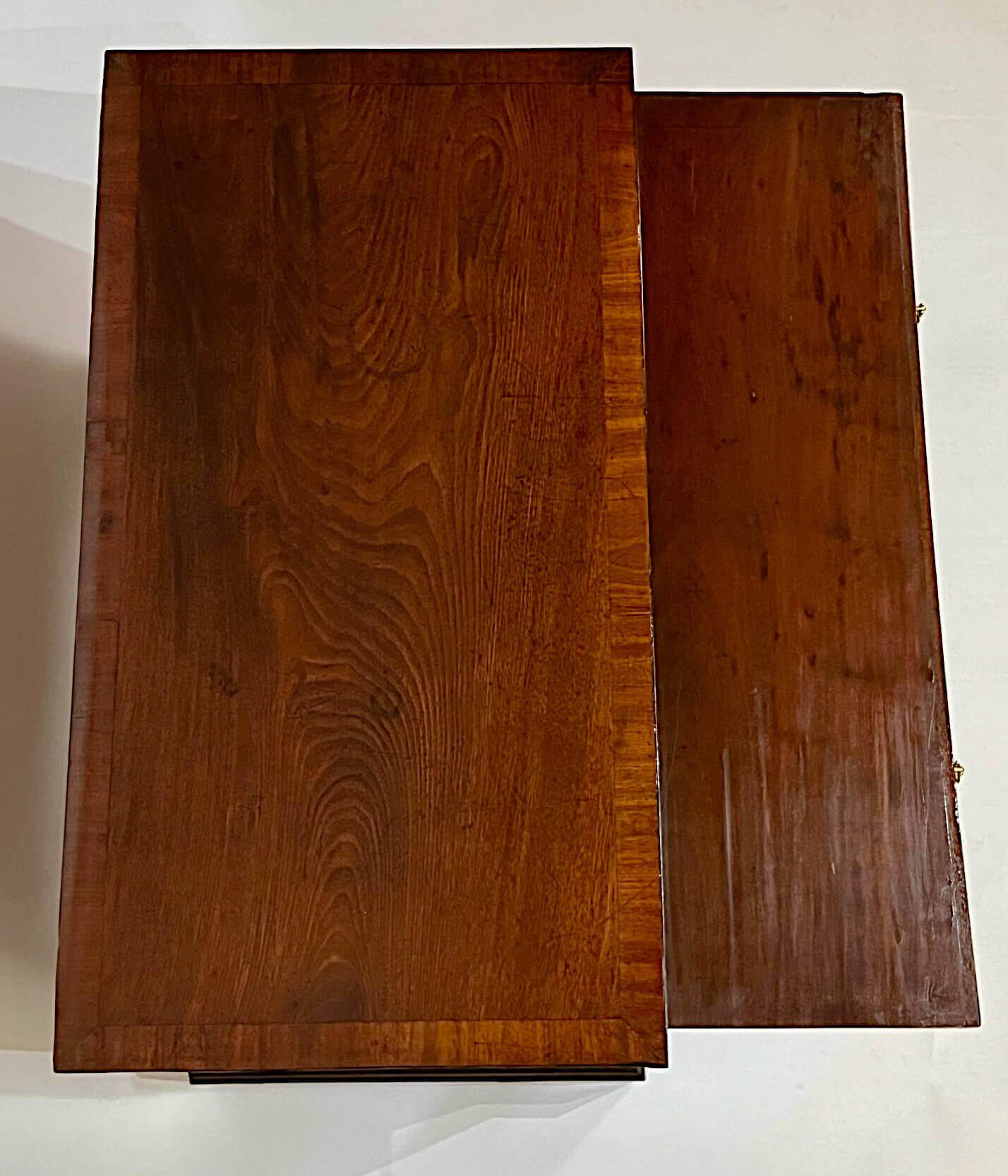 English Georgian Mahogany Caddy-Top Bachelor's Chest, circa 1760 In Good Condition For Sale In Kinderhook, NY