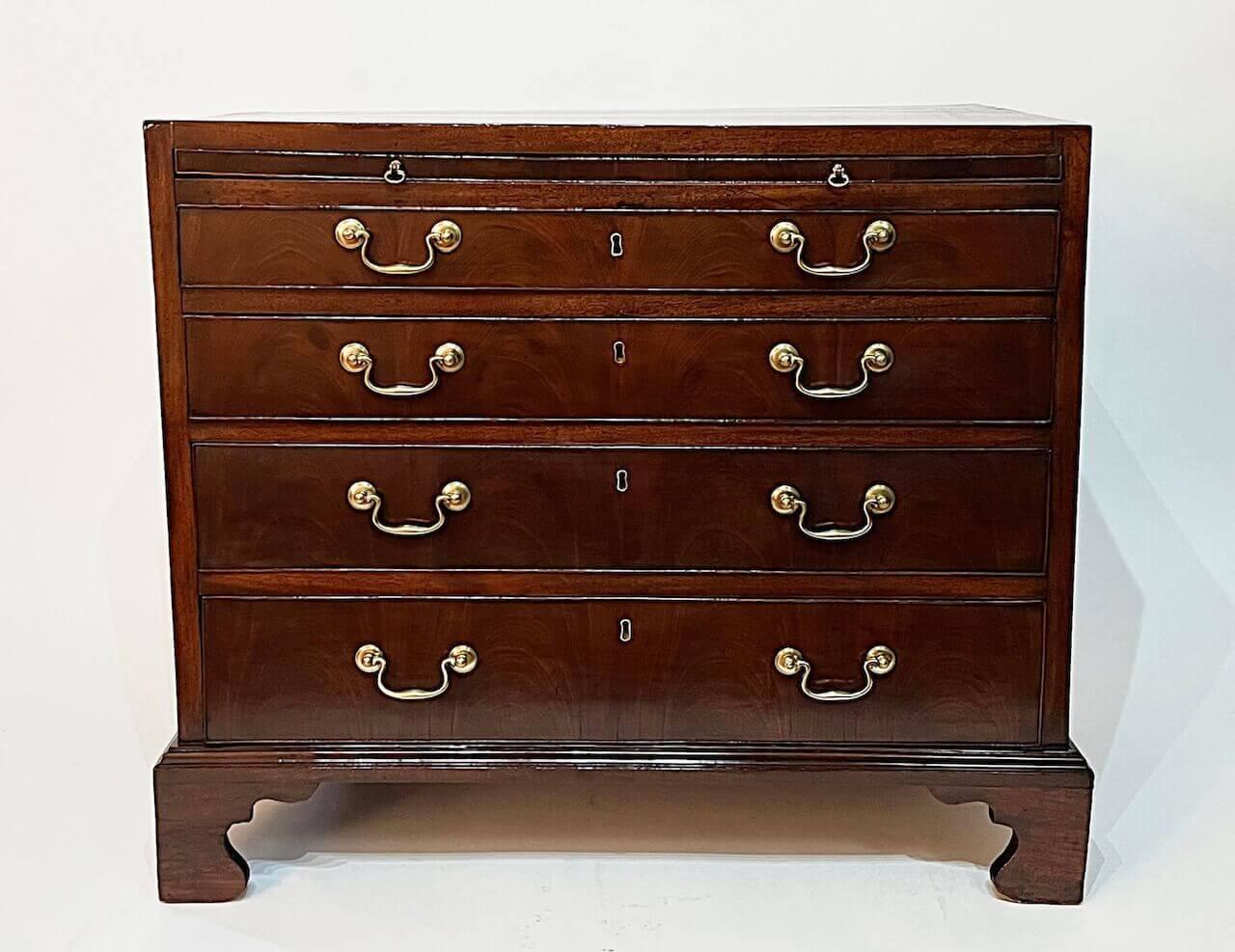 Brass English Georgian Mahogany Caddy-Top Bachelor's Chest, circa 1760 For Sale