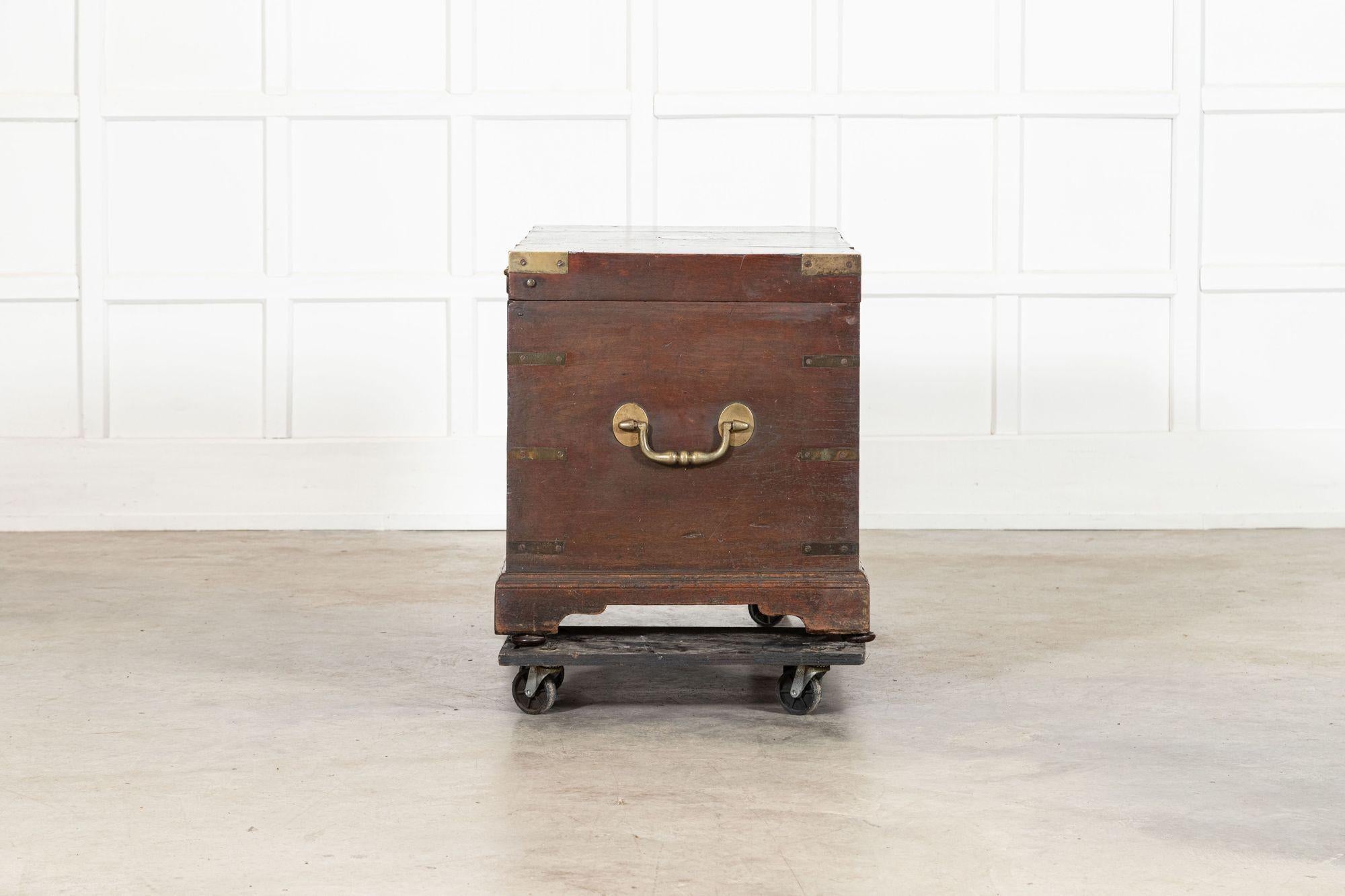 Coffre de campagne en acajou de style géorgien anglais en vente 6