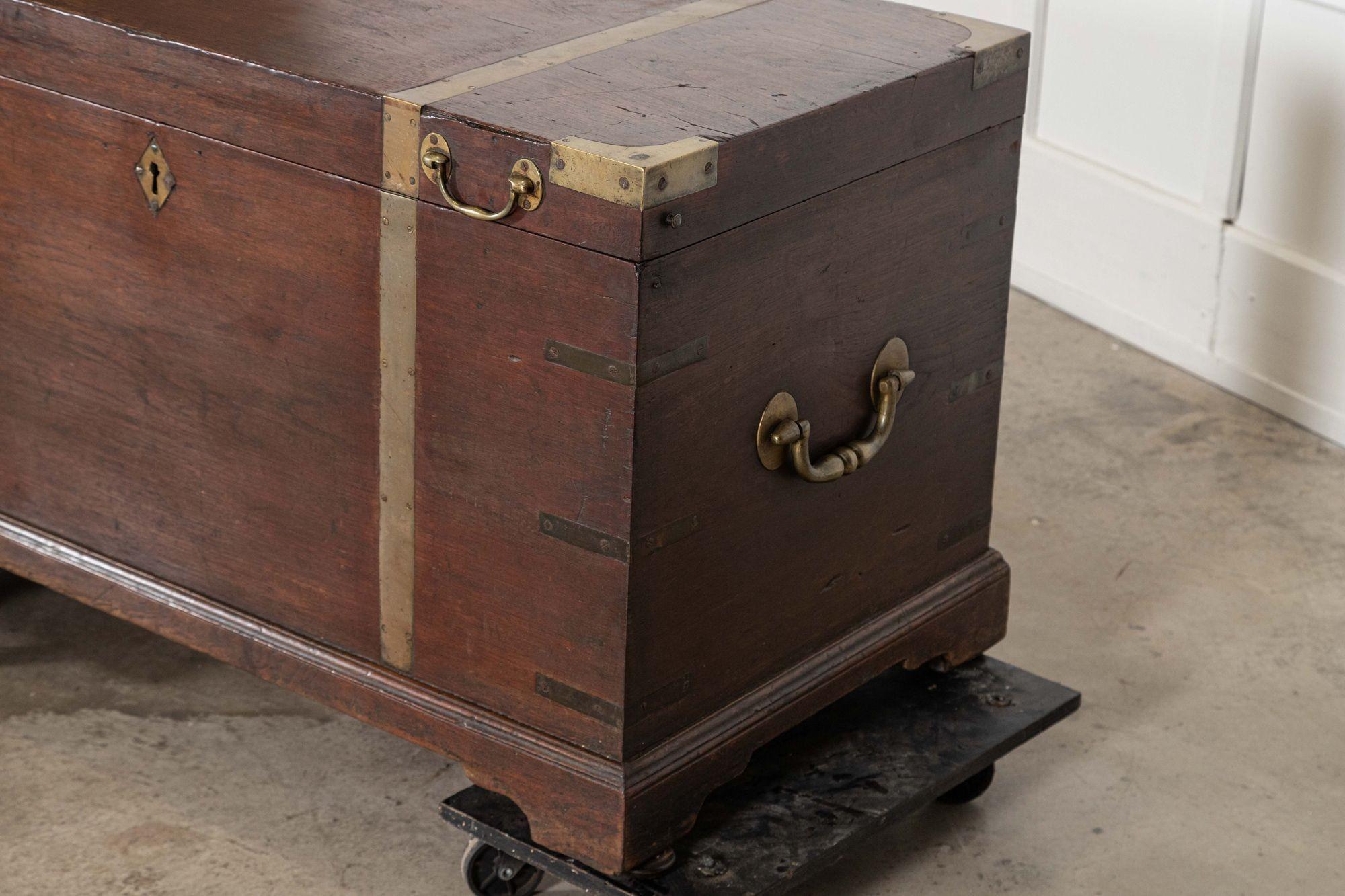 Coffre de campagne en acajou de style géorgien anglais en vente 7