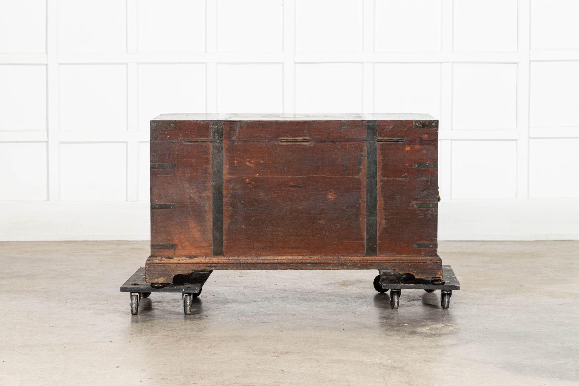 Coffre de campagne en acajou de style géorgien anglais en vente 9