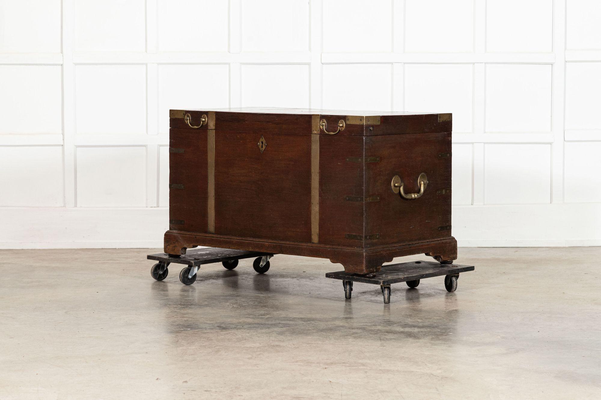 XIXe siècle Coffre de campagne en acajou de style géorgien anglais en vente