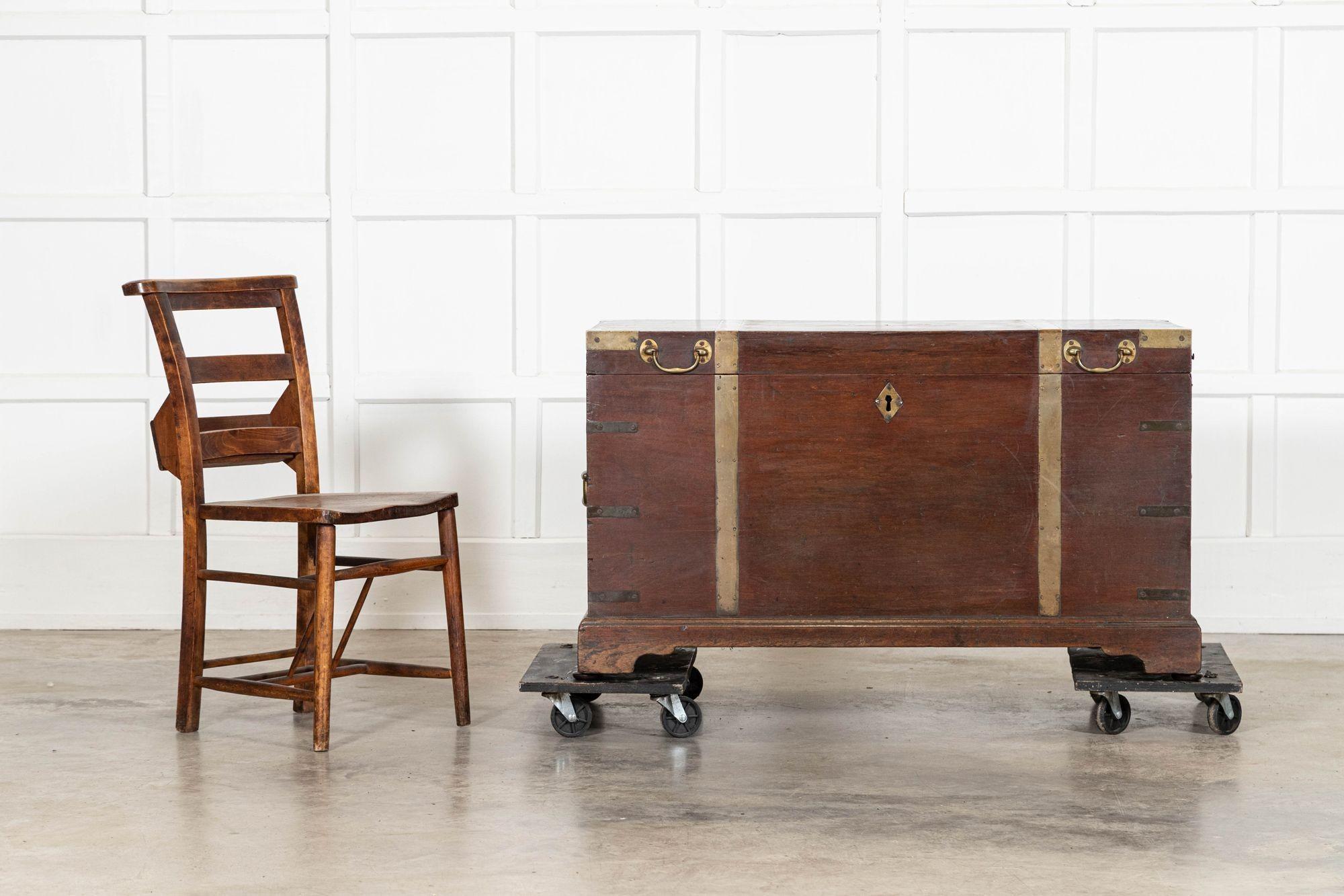 Acajou Coffre de campagne en acajou de style géorgien anglais en vente