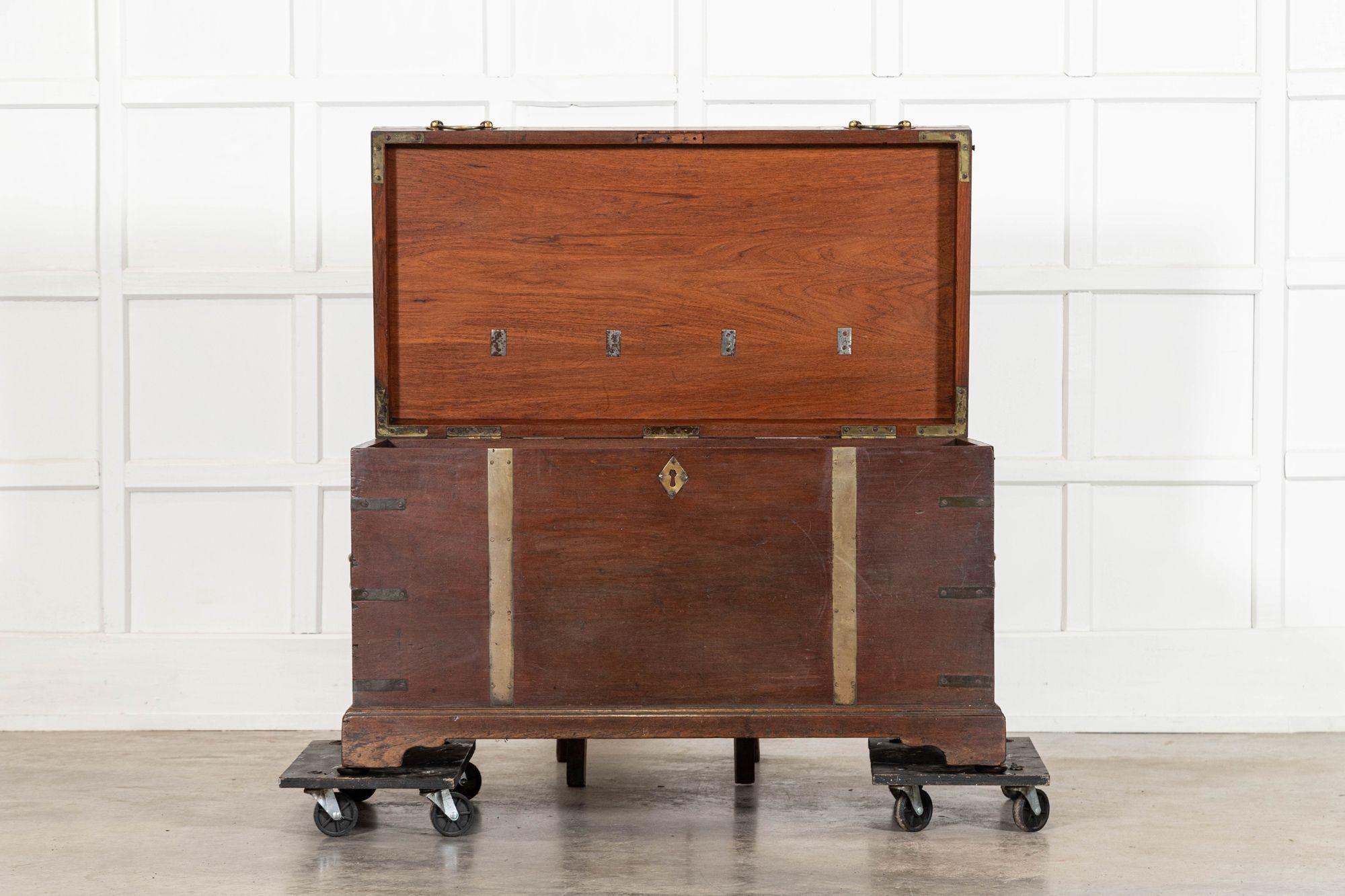 Coffre de campagne en acajou de style géorgien anglais en vente 3