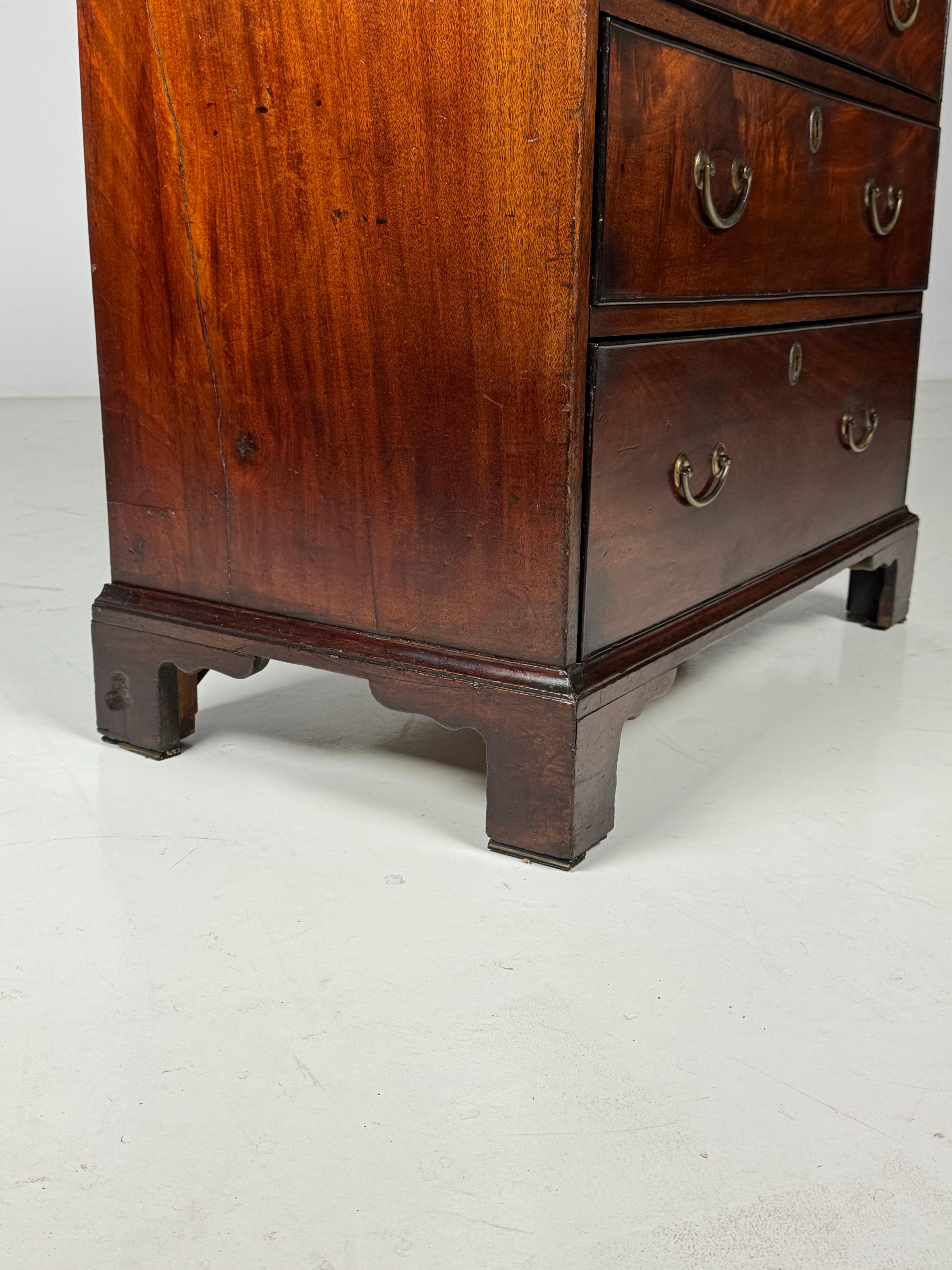 English Georgian Mahogany Commode ca. 1800 For Sale 6