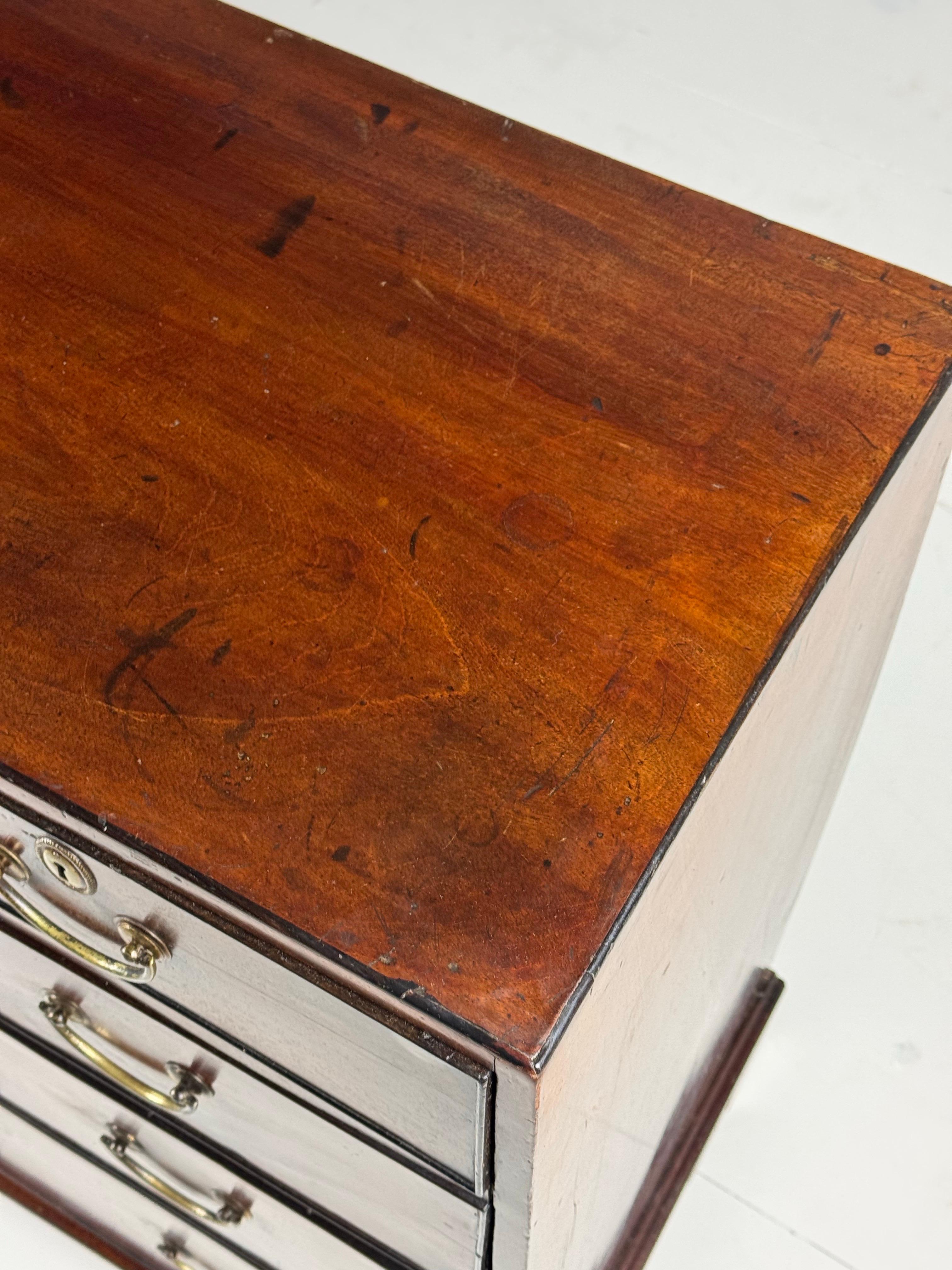 English Georgian Mahogany Commode ca. 1800 For Sale 7