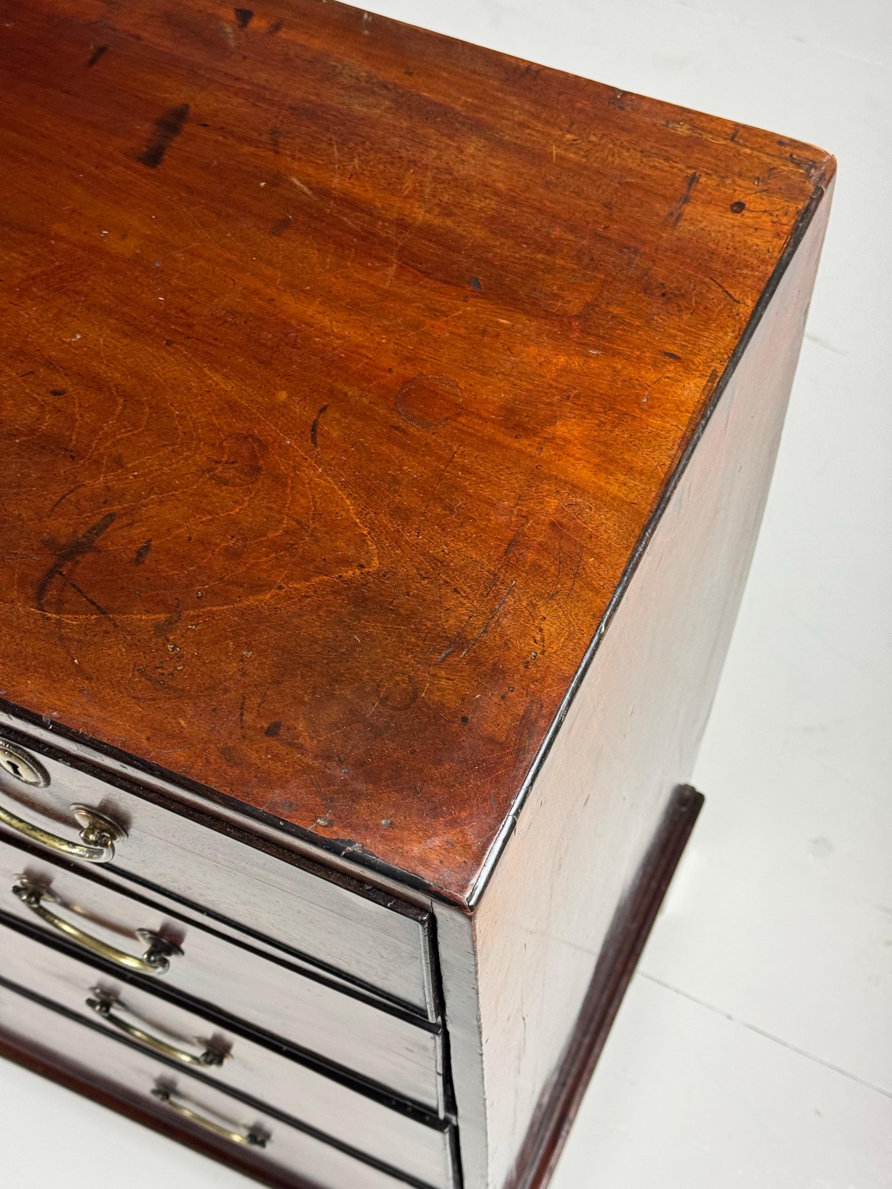 English Georgian Mahogany Commode ca. 1800 For Sale 8