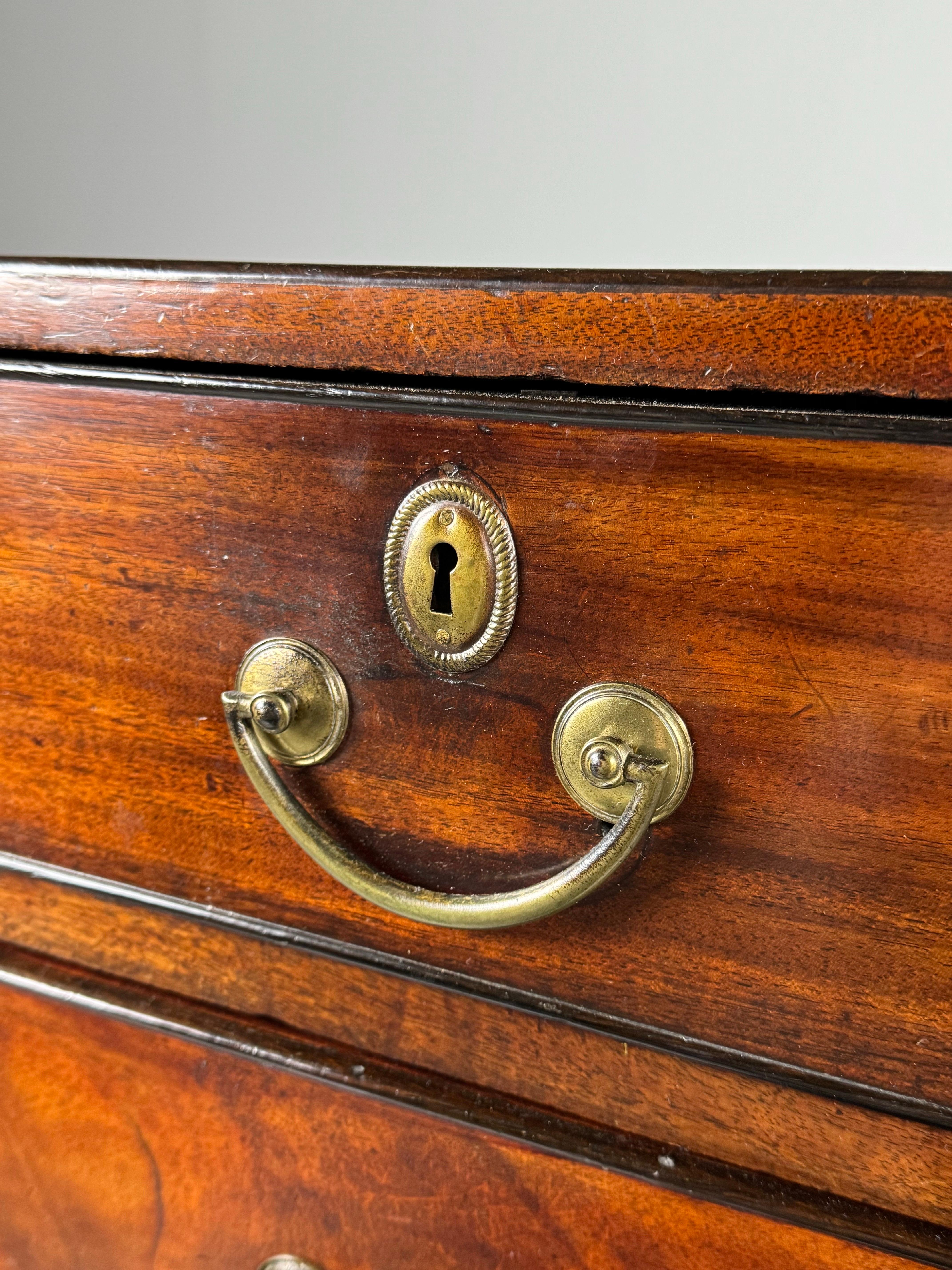 English Georgian Mahogany Commode ca. 1800 For Sale 9