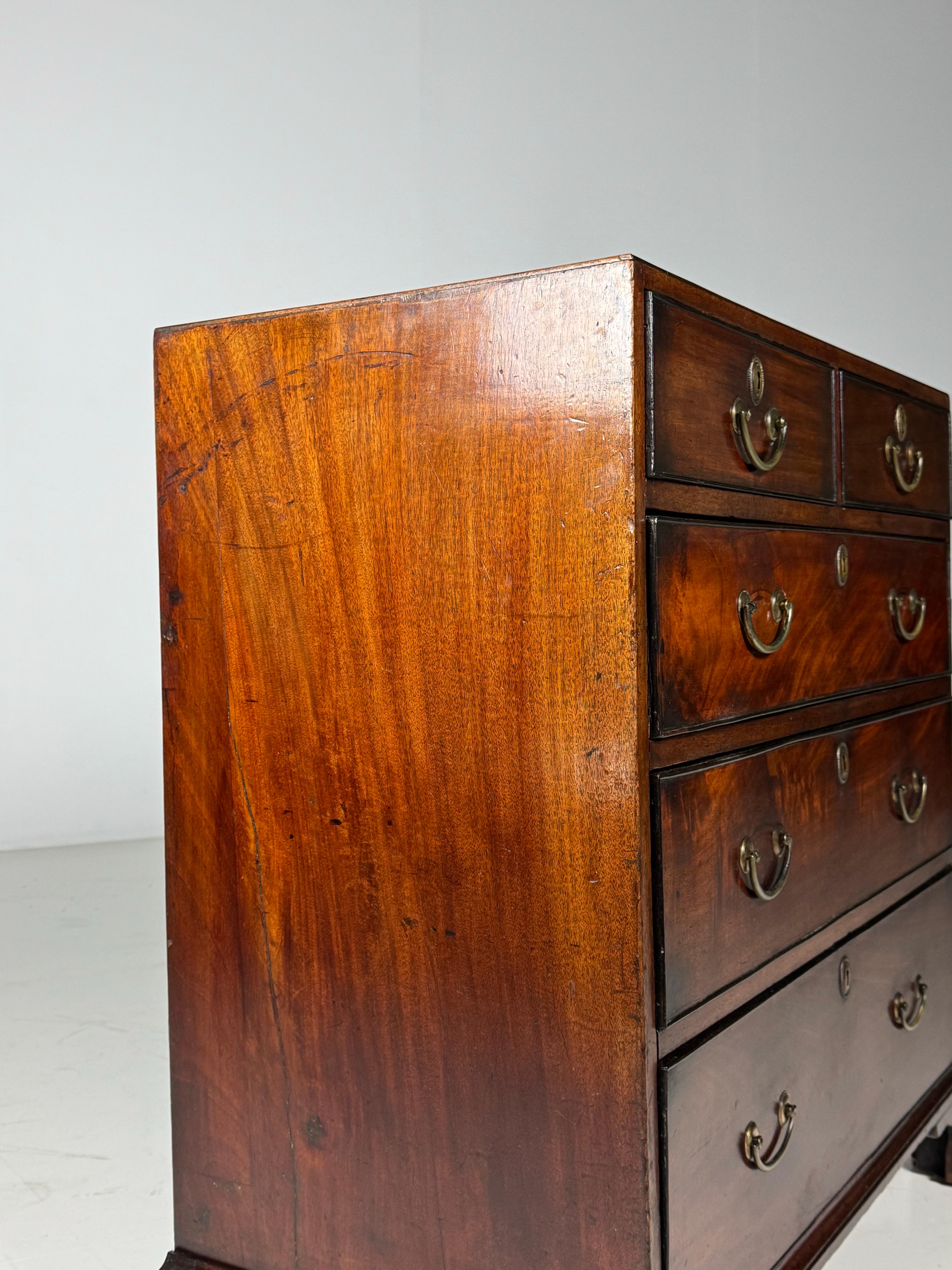 English Georgian Mahogany Commode ca. 1800 For Sale 10