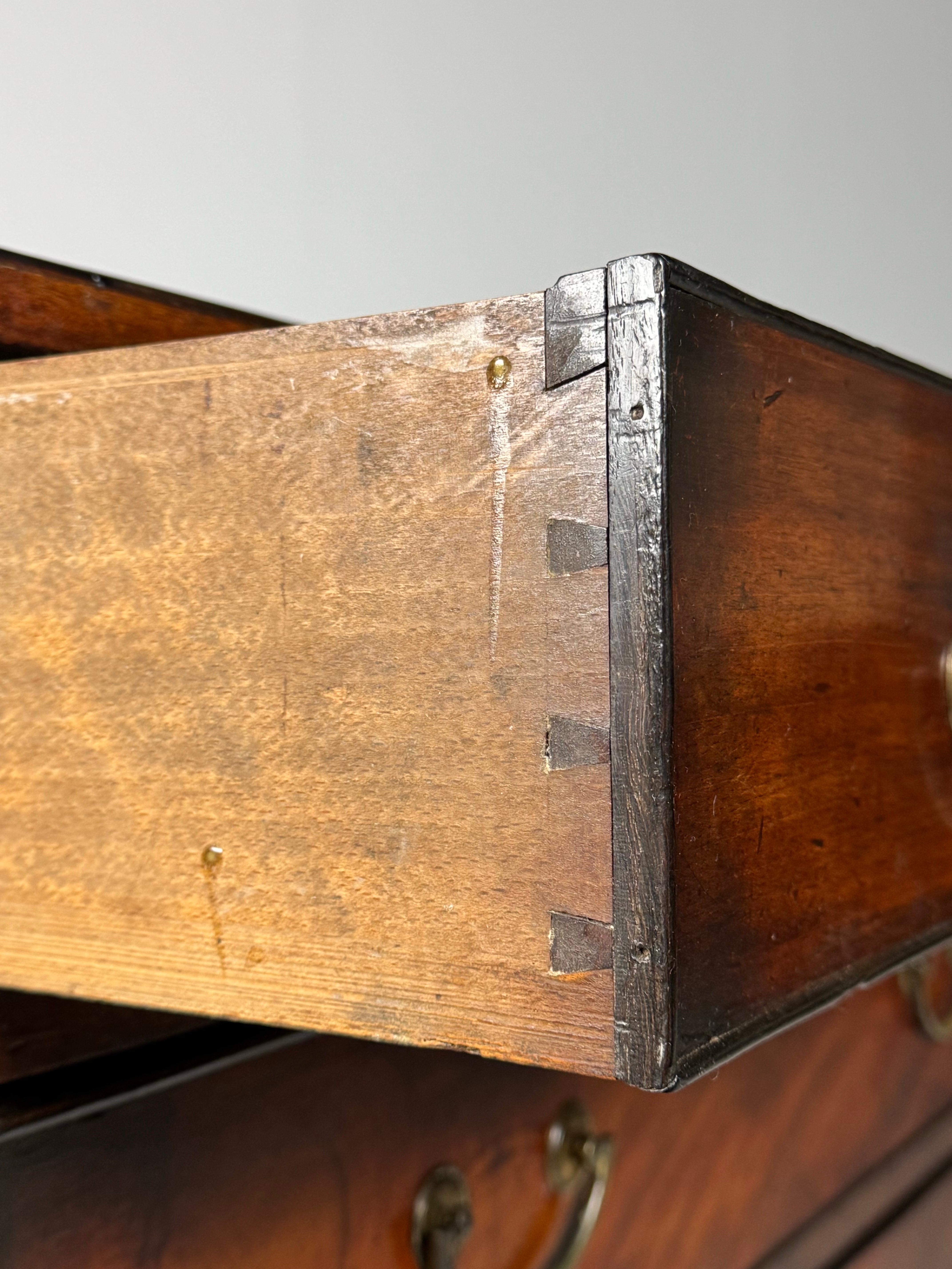English Georgian Mahogany Commode ca. 1800 For Sale 11